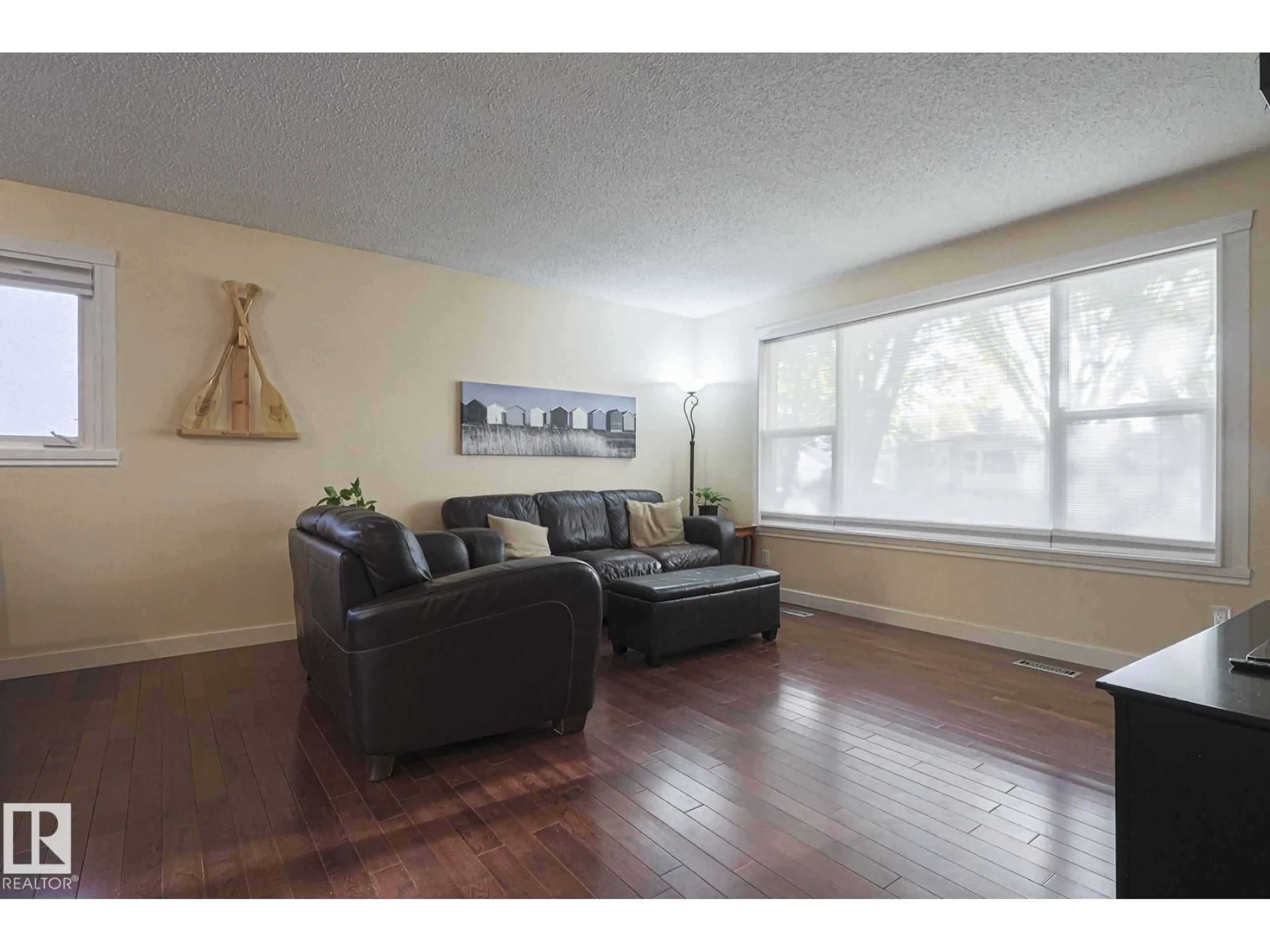 Living room with furniture, wood/laminate floor for 106 FOREST DR, St. Albert Alberta T8N1Z3