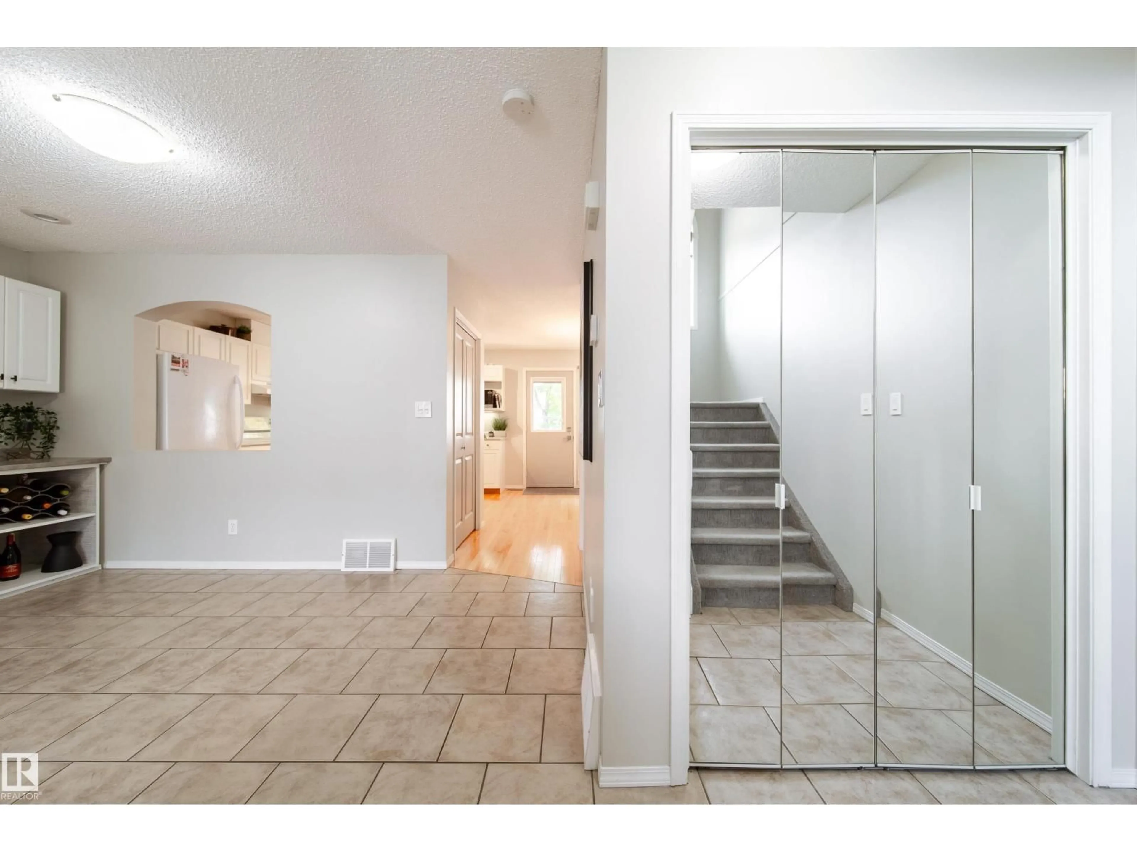 Indoor entryway for 1644 JAMHA RD, Edmonton Alberta T6L6V7