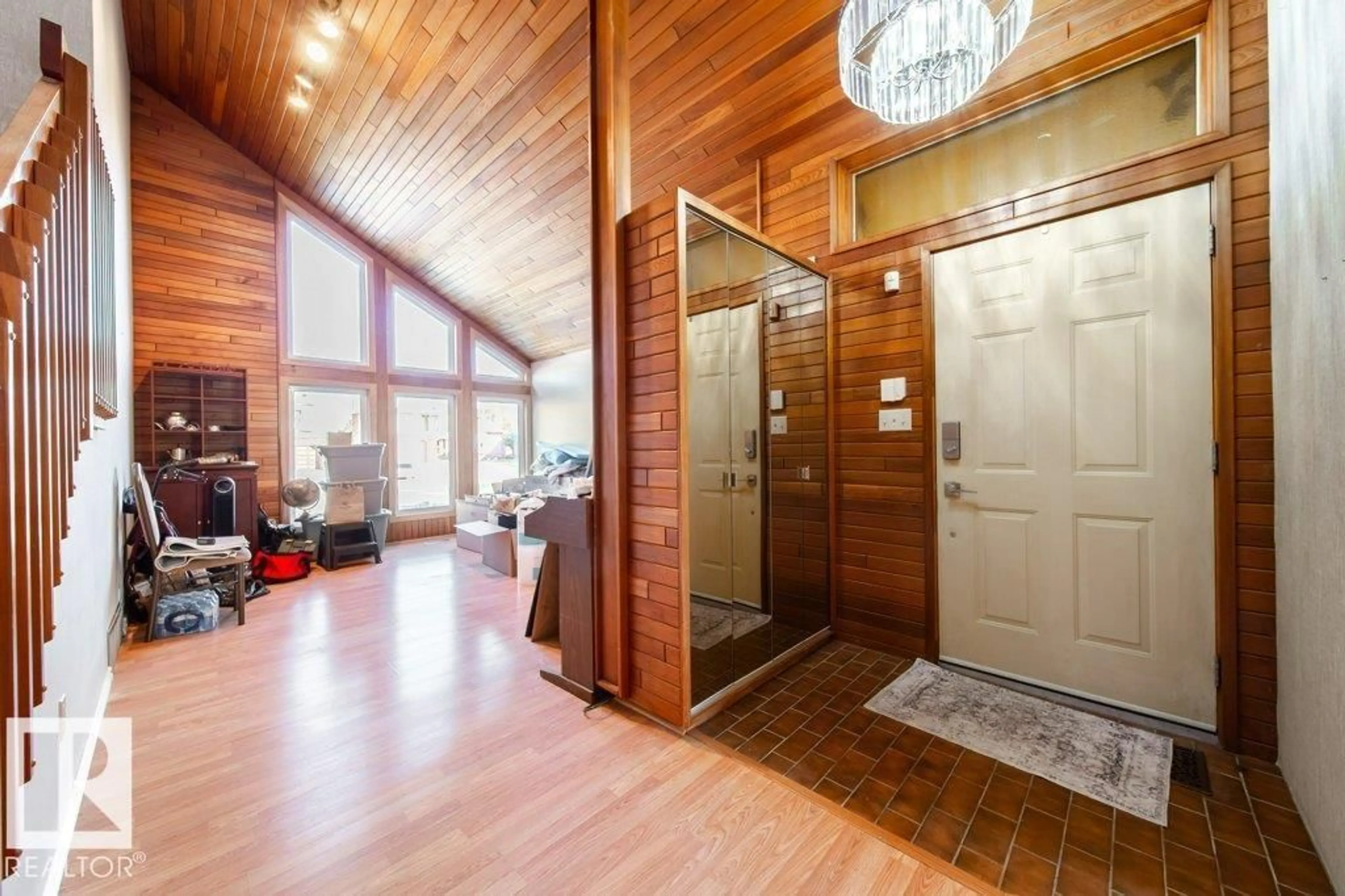 Indoor foyer for NW - 8610 152B AV, Edmonton Alberta T5E6H2