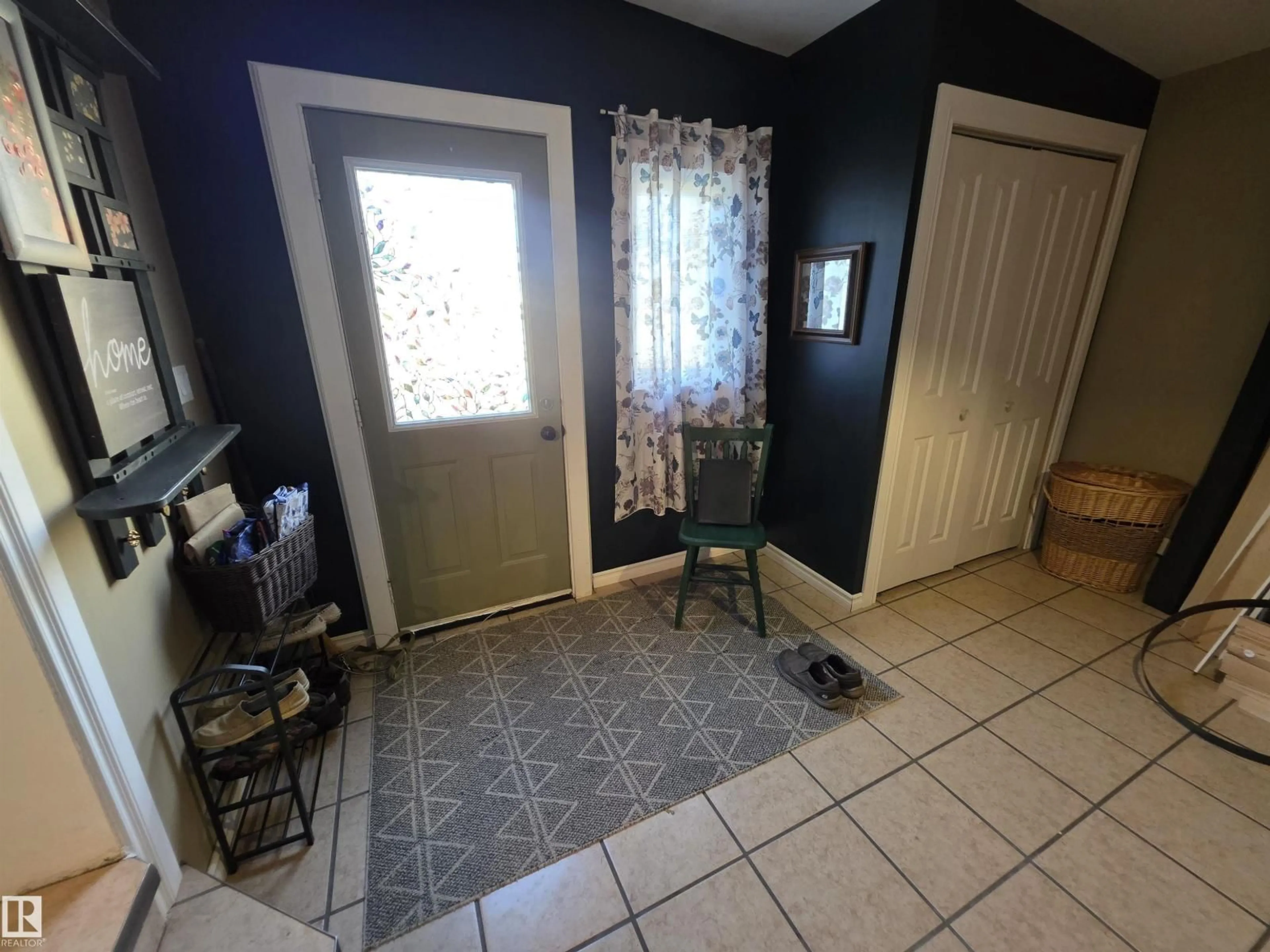 Indoor entryway for 4903 52 AV, Breton Alberta T0C0P0