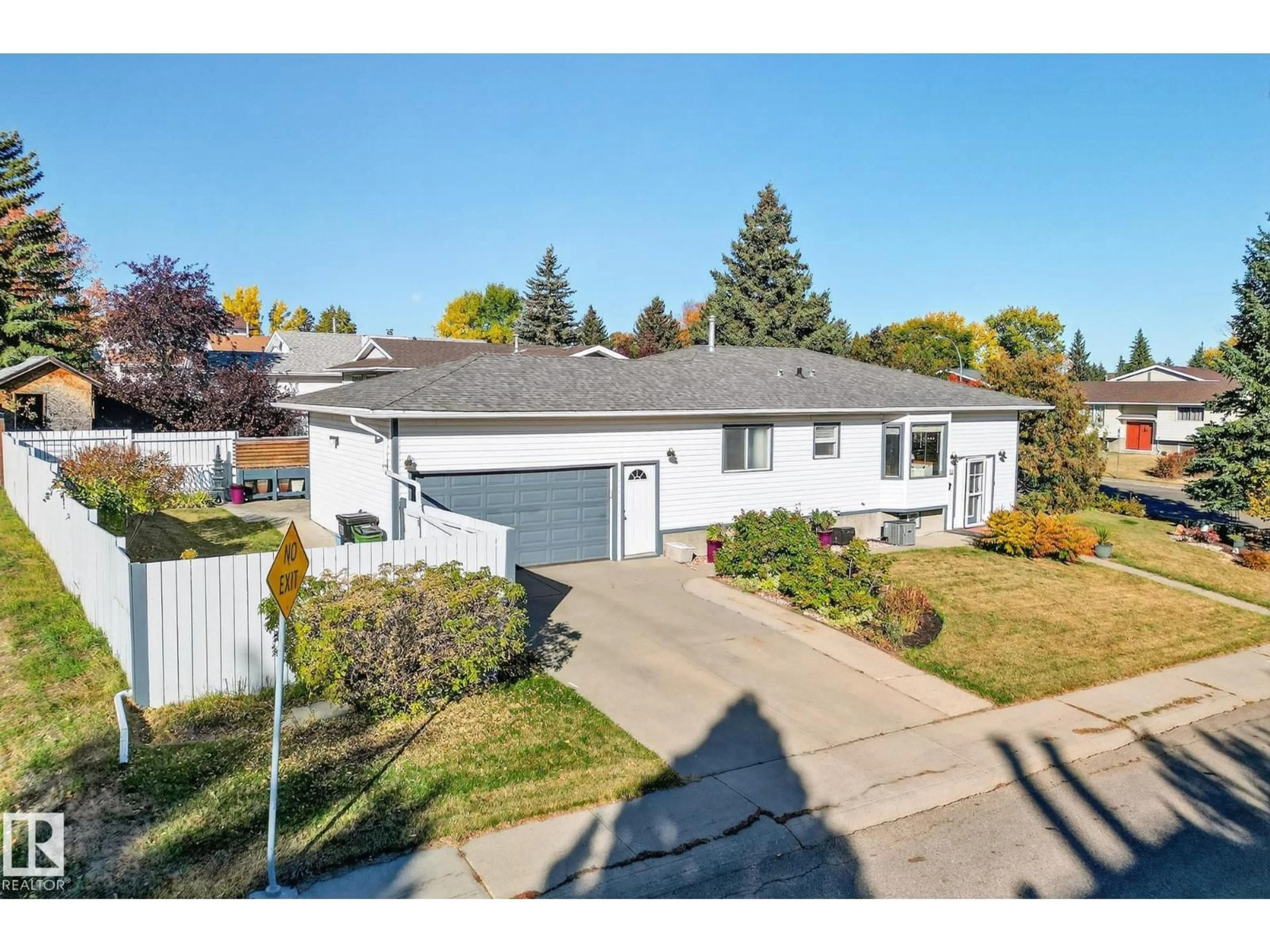 A pic from outside/outdoor area/front of a property/back of a property/a pic from drone, street for NW - 6039 40 AV, Edmonton Alberta T6L3P6