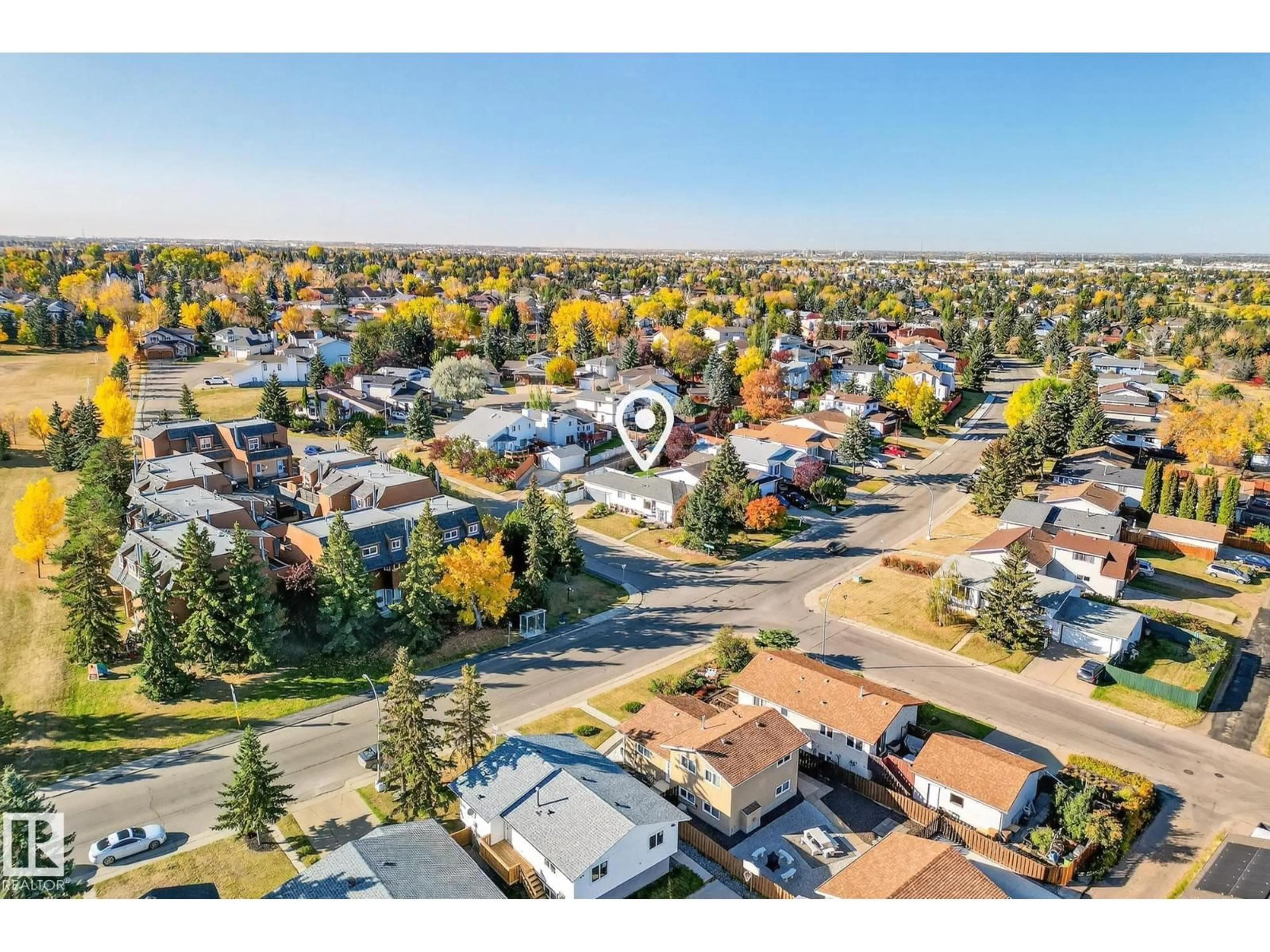 A pic from outside/outdoor area/front of a property/back of a property/a pic from drone, street for NW - 6039 40 AV, Edmonton Alberta T6L3P6