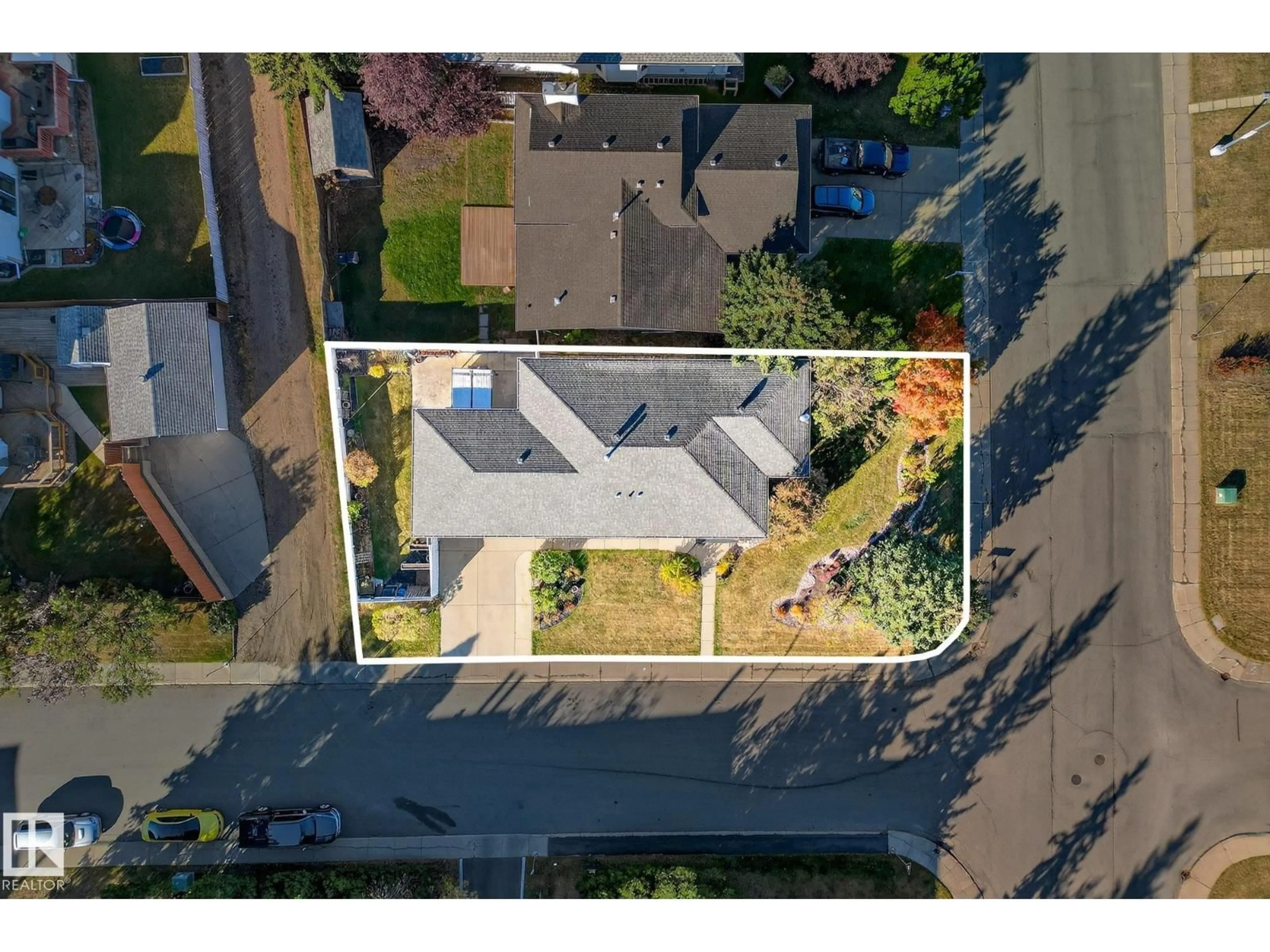 A pic from outside/outdoor area/front of a property/back of a property/a pic from drone, street for NW - 6039 40 AV, Edmonton Alberta T6L3P6