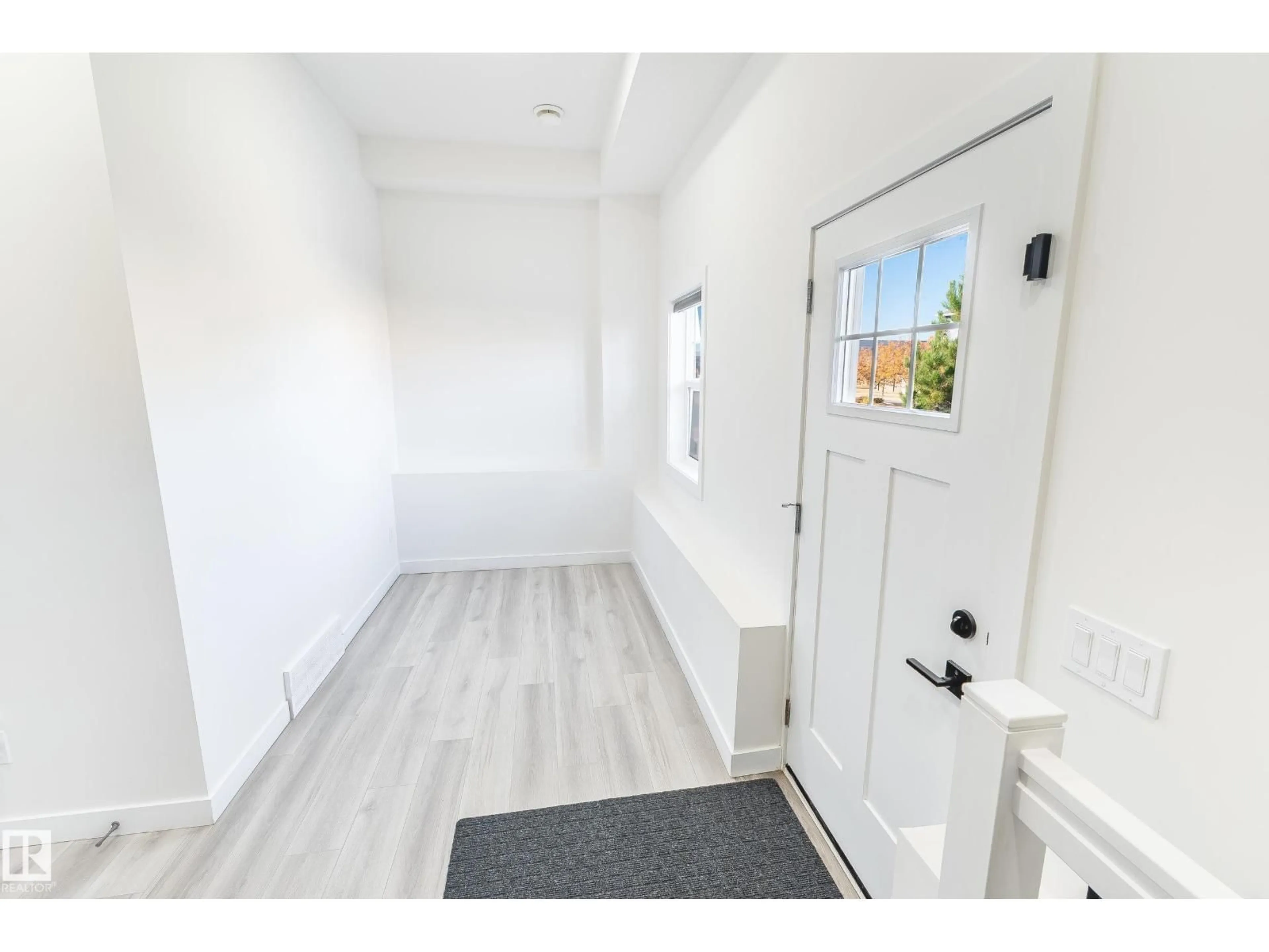 Indoor entryway for 19 - 1703 16 AV NW, Edmonton Alberta T6T2C3