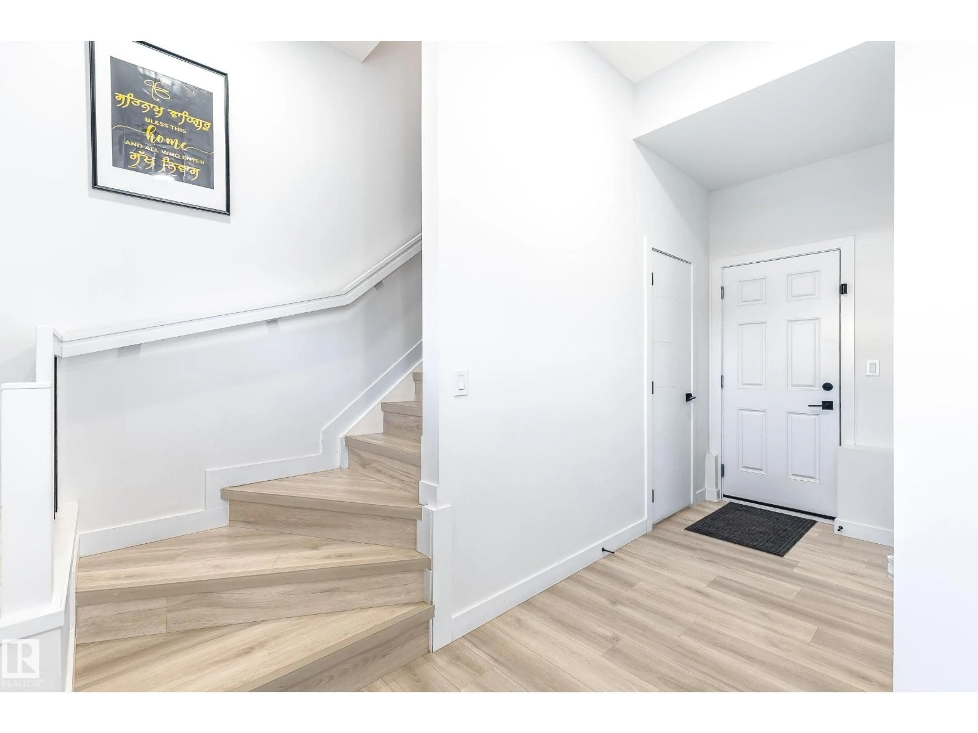 Indoor entryway for 19 - 1703 16 AV NW, Edmonton Alberta T6T2C3