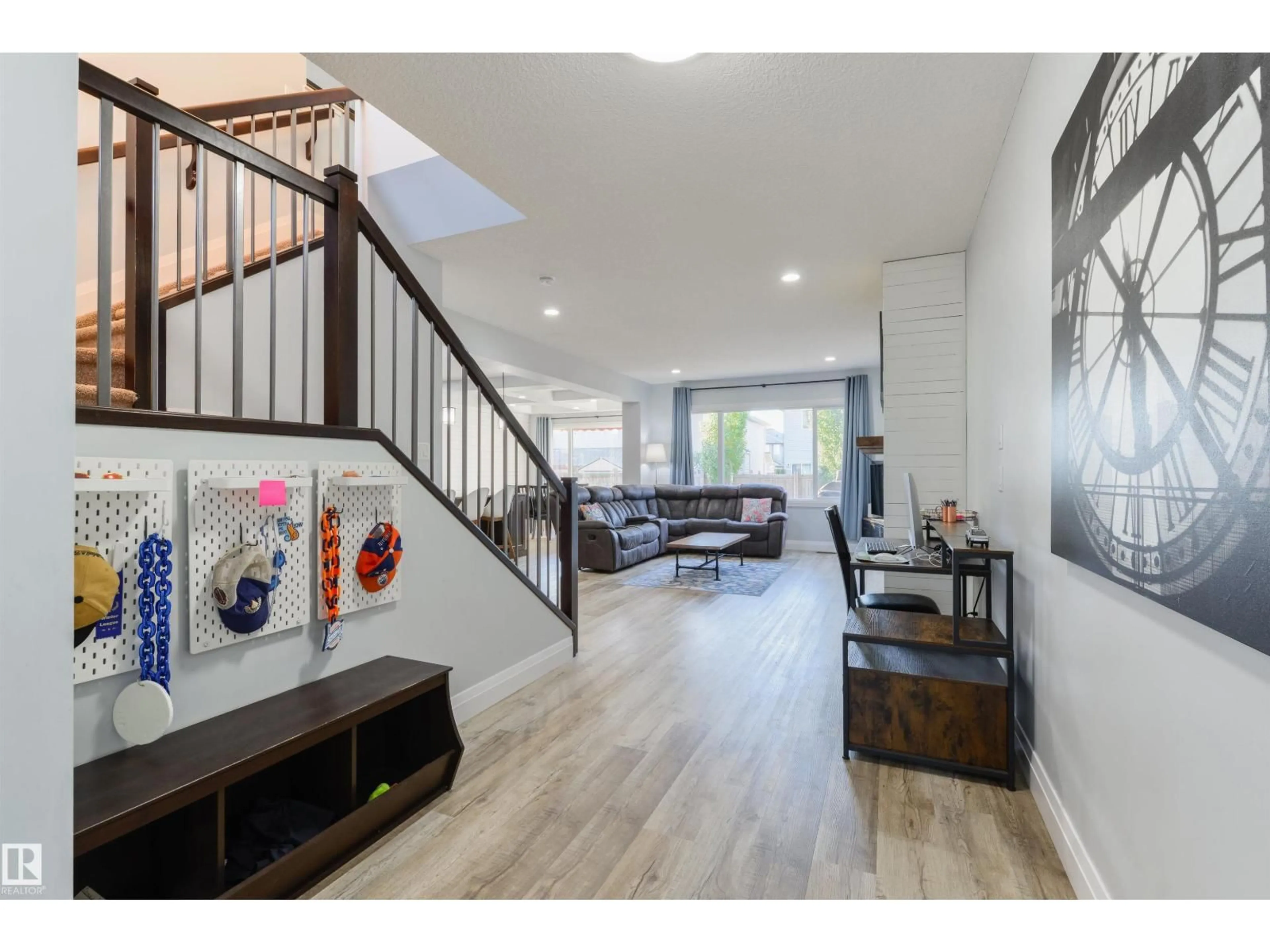 Indoor entryway for 1024 SOUTH CREEK WD, Stony Plain Alberta T7Z0C9