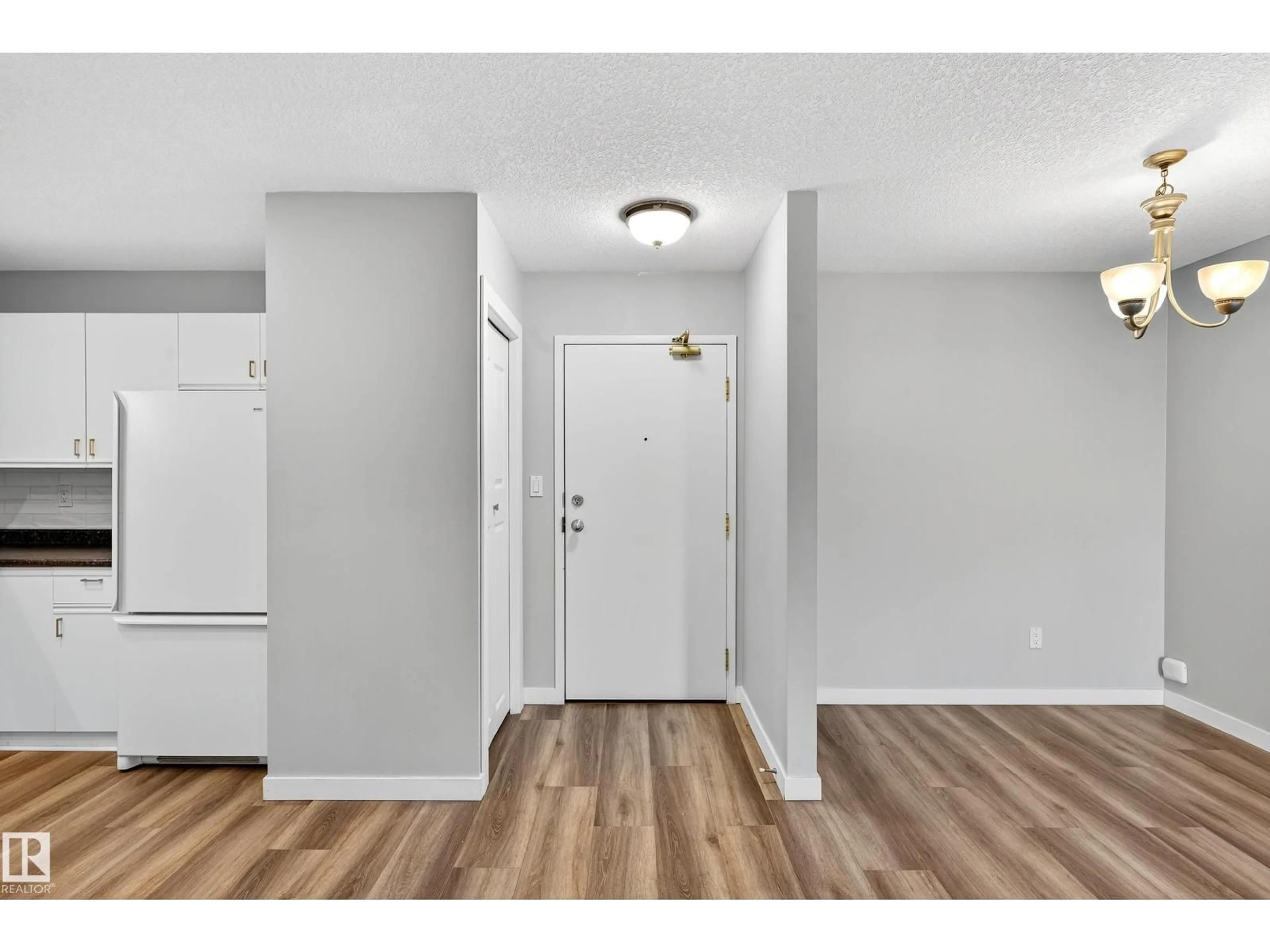 Indoor entryway for 309 - 9138 83 AV, Edmonton Alberta T6C1B7