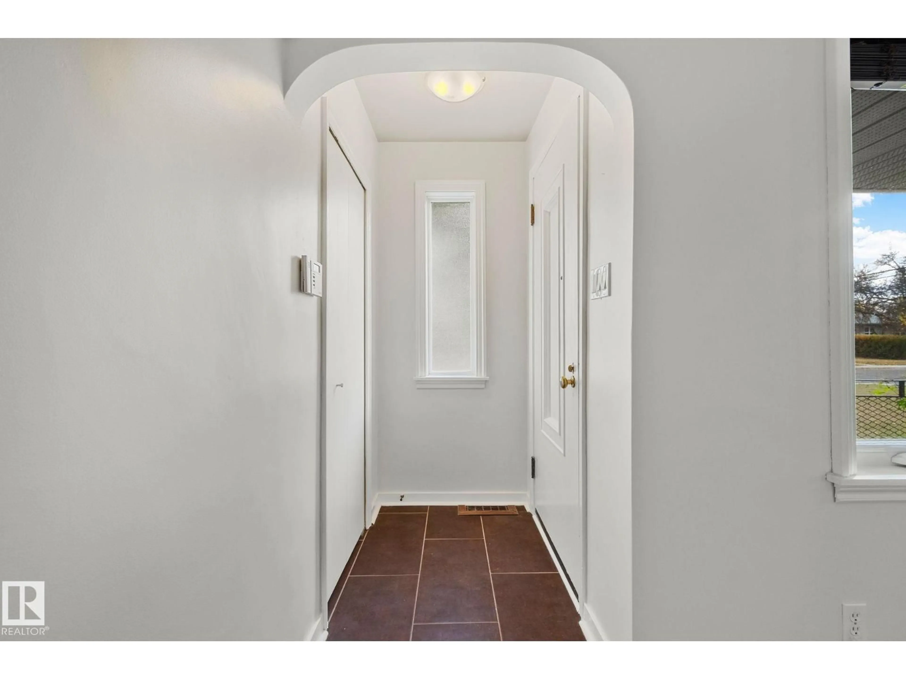 Indoor entryway for NW - 10950 117 ST, Edmonton Alberta T5H3N6