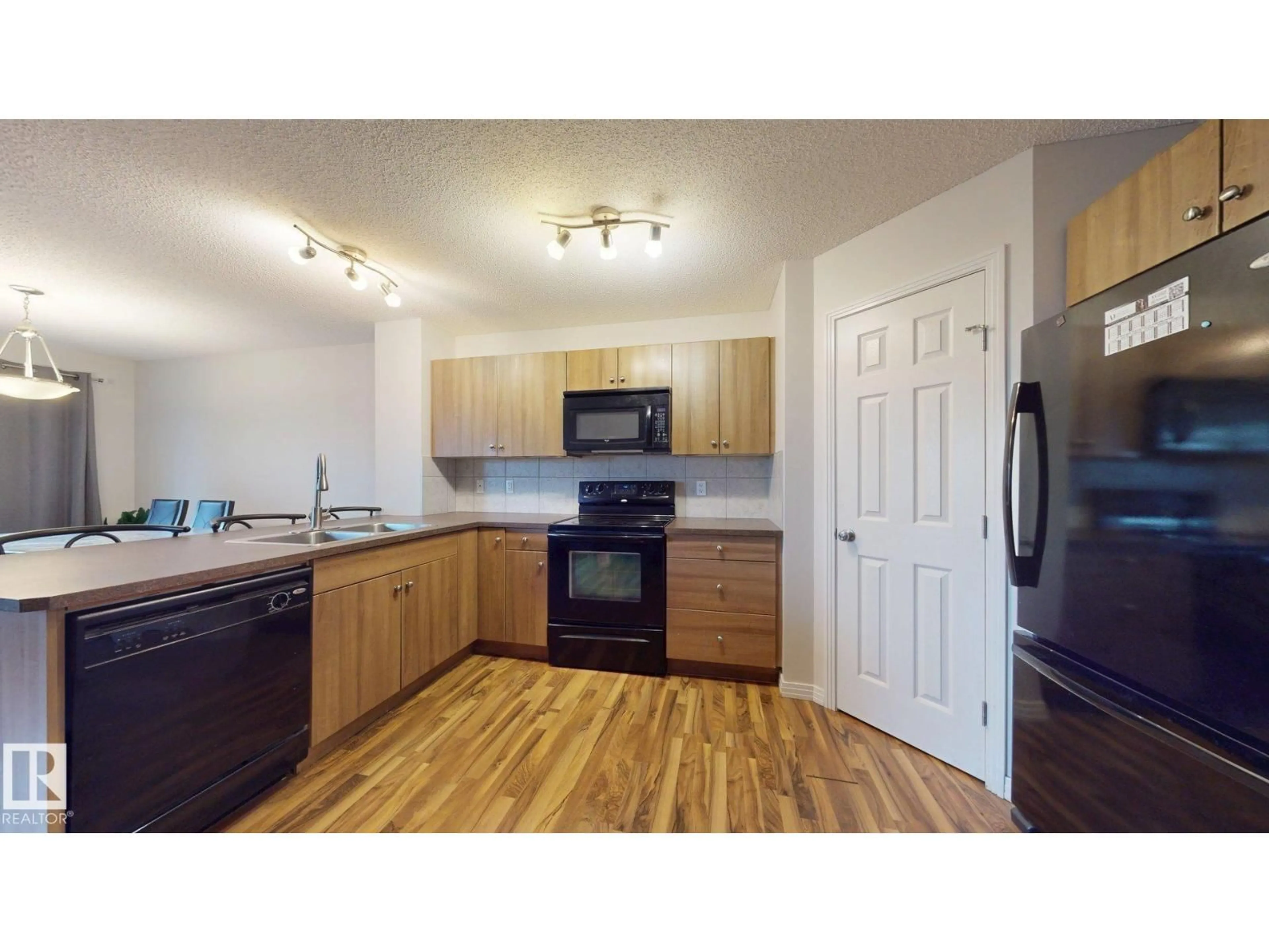 Standard kitchen, wood/laminate floor for SW - 1030 177A ST, Edmonton Alberta T6W2A1