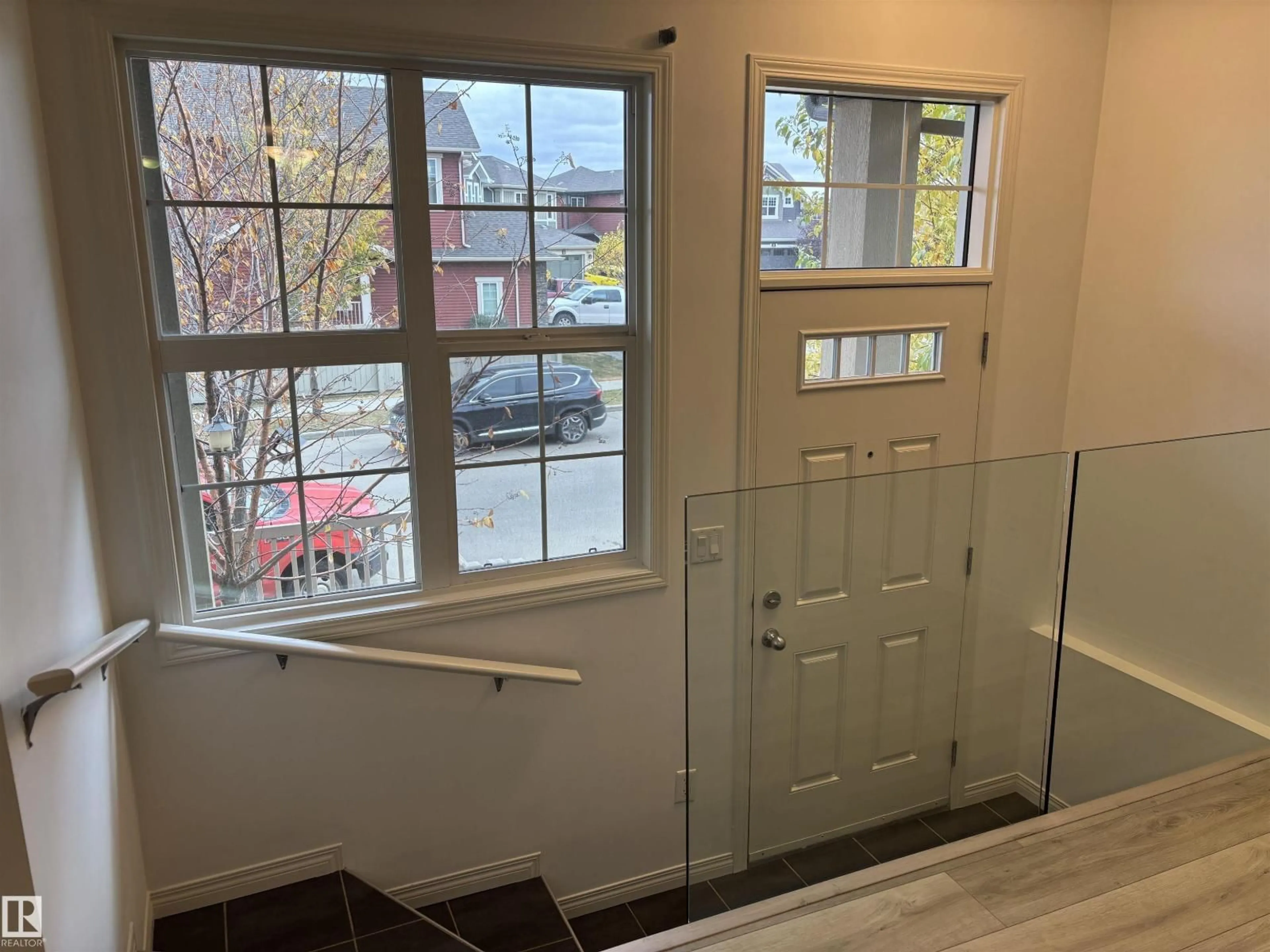 Indoor entryway for 563 ORCHARD BV, Edmonton Alberta T6X1V2
