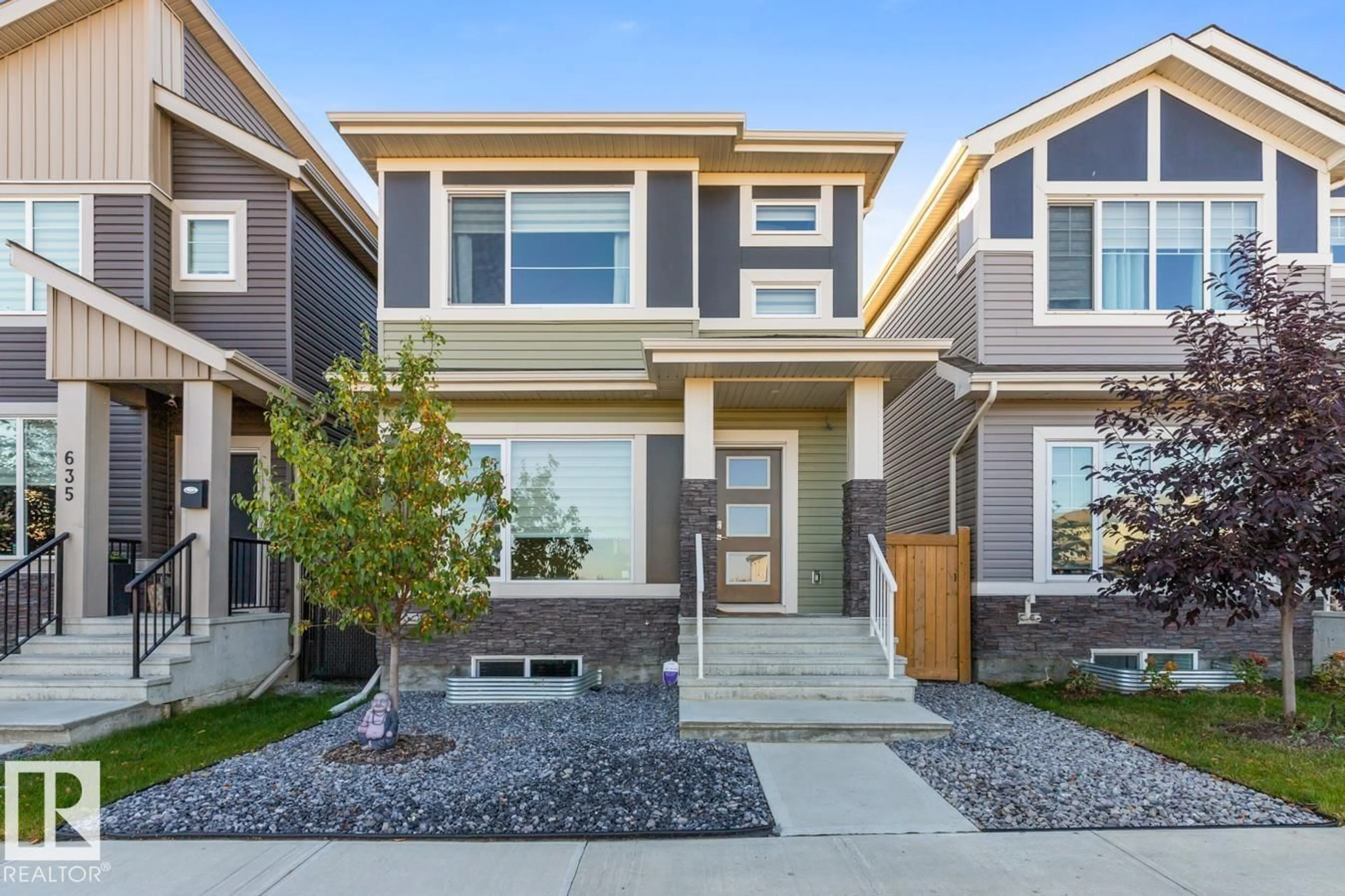 Home with vinyl exterior material, street for 633 MEADOWVIEW DR, Fort Saskatchewan Alberta T8L0X2