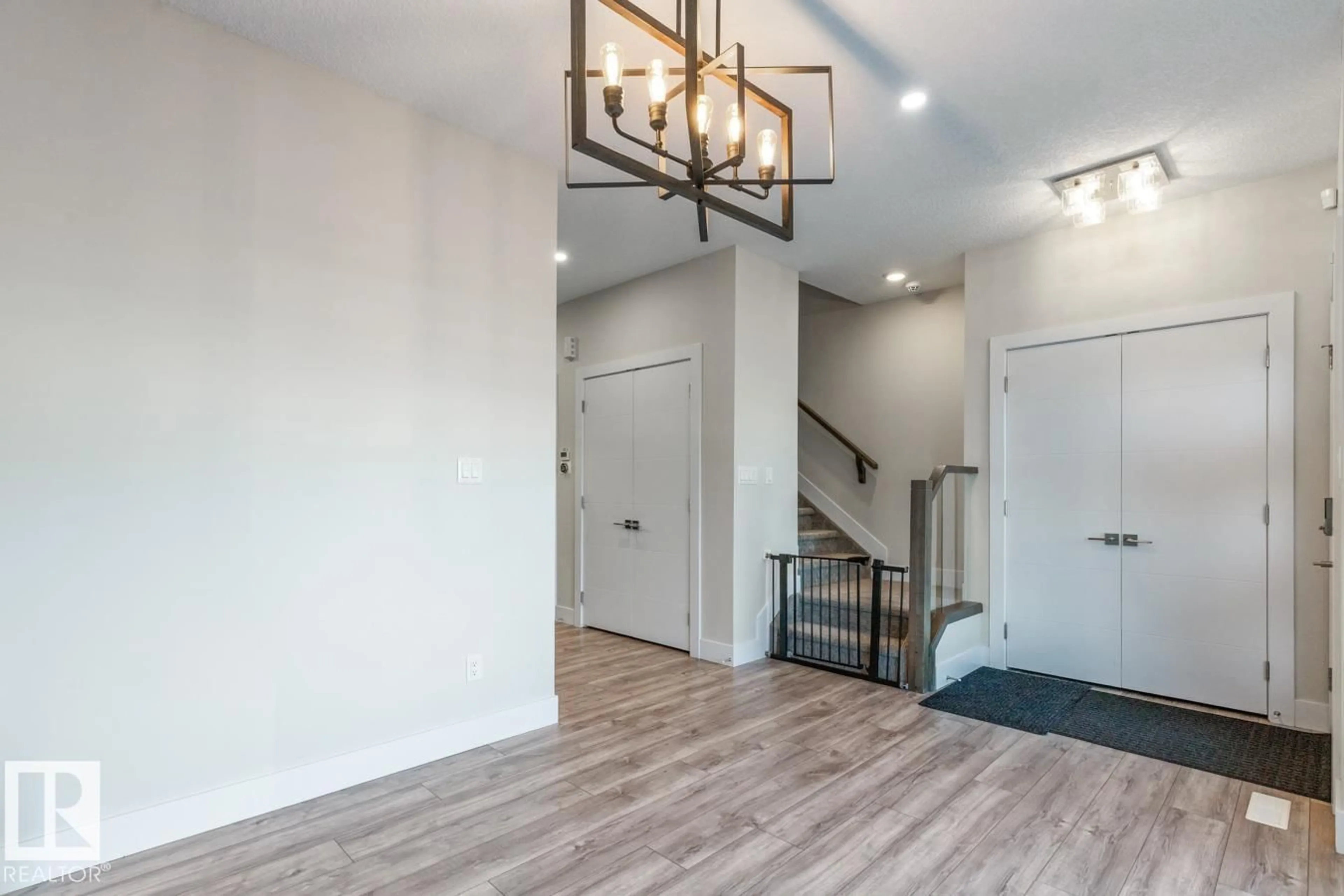 Indoor entryway for 633 MEADOWVIEW DR, Fort Saskatchewan Alberta T8L0X2