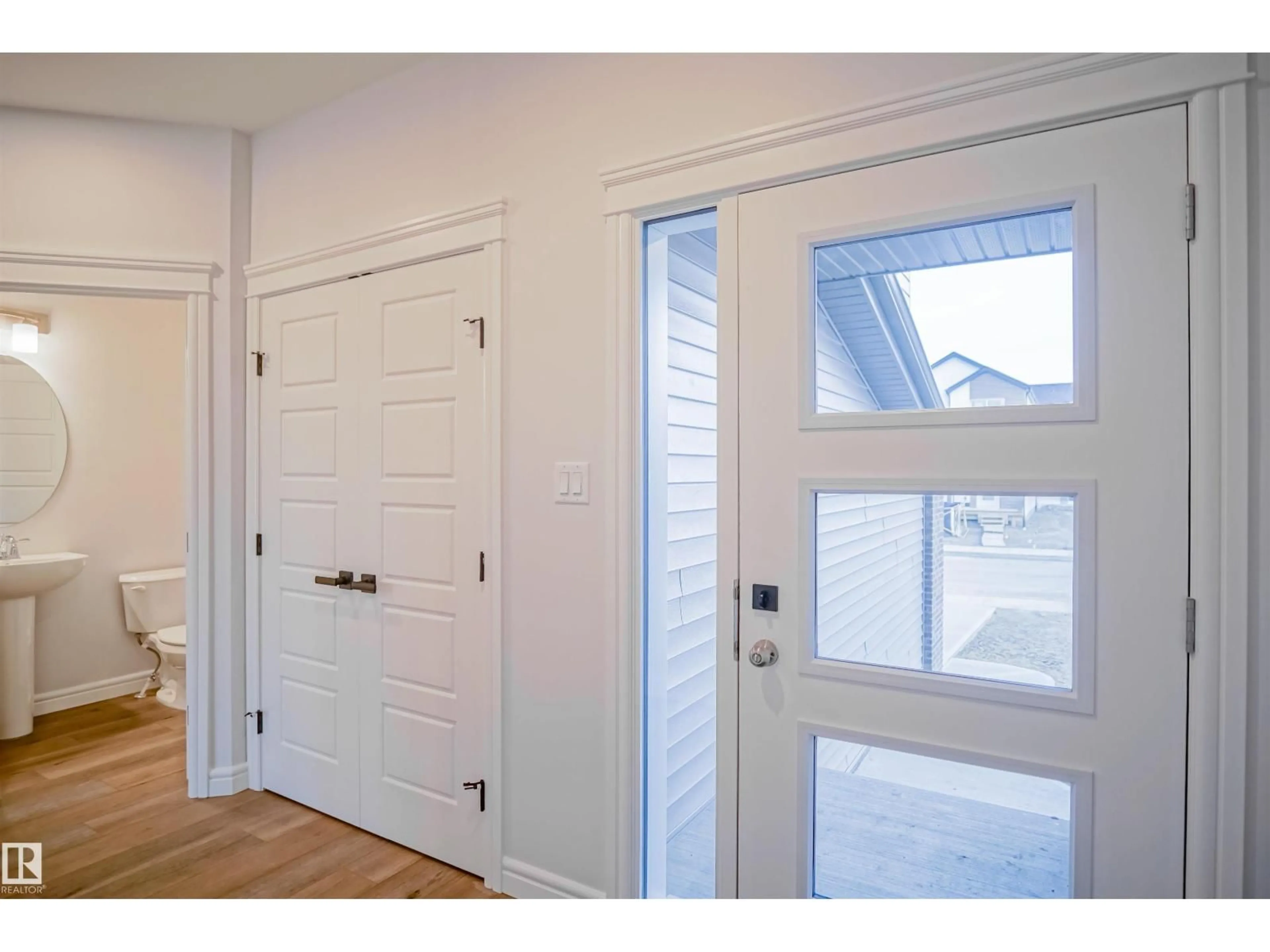 Indoor entryway for 1535 11 AV, Edmonton Alberta T6T2N5