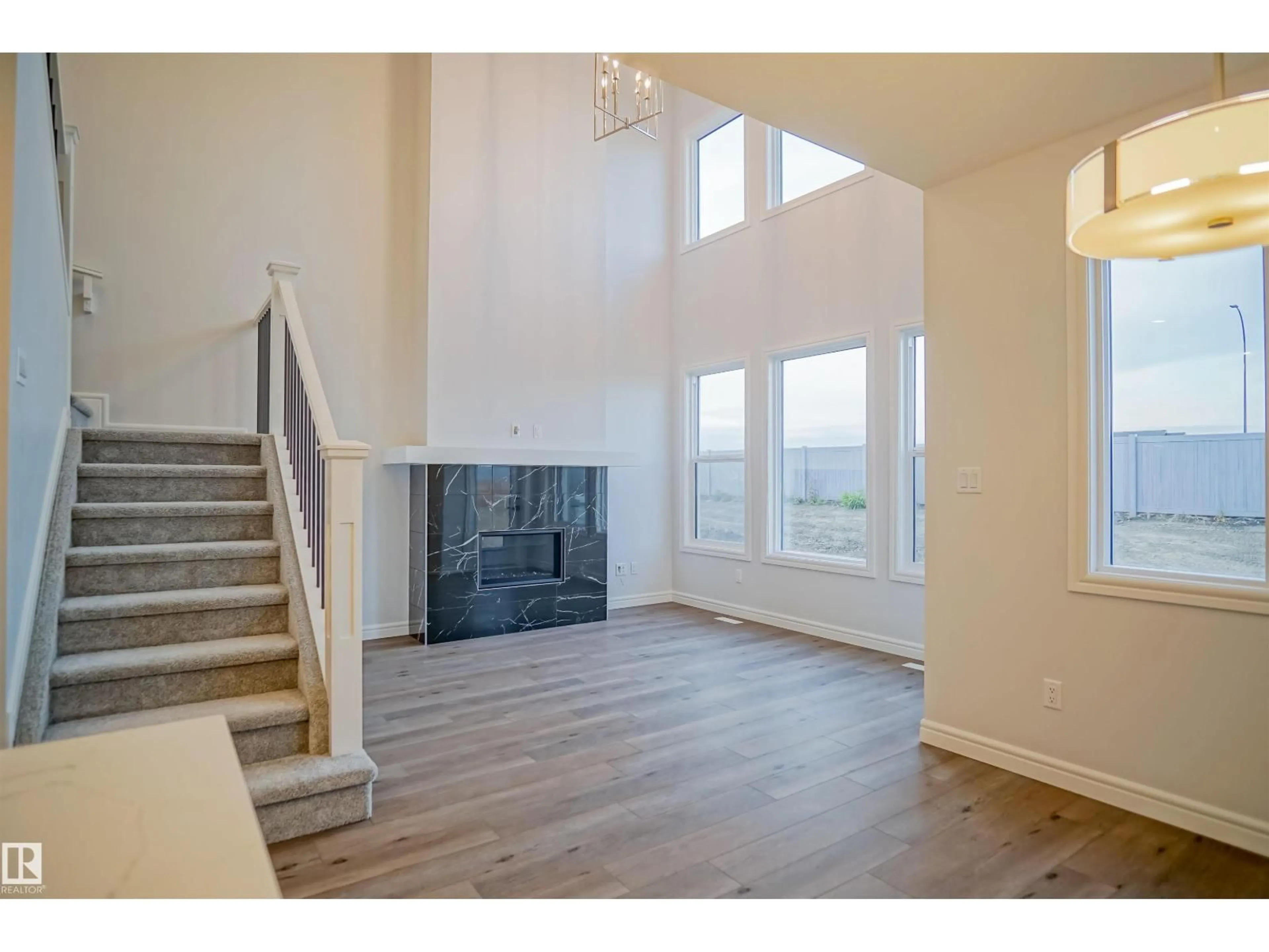 Indoor entryway for 1535 11 AV, Edmonton Alberta T6T2N5