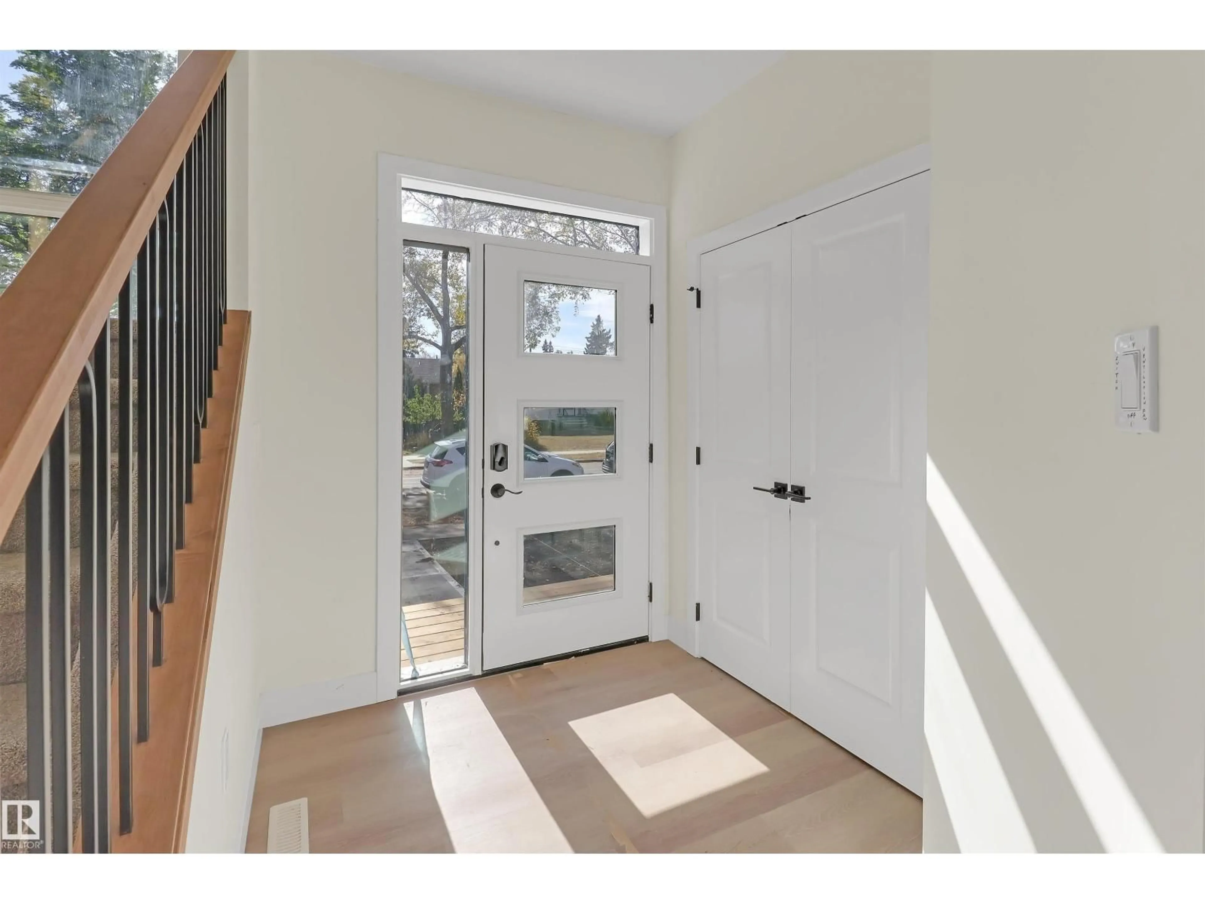 Indoor entryway for 7936 91 AV, Edmonton Alberta T6C1R1
