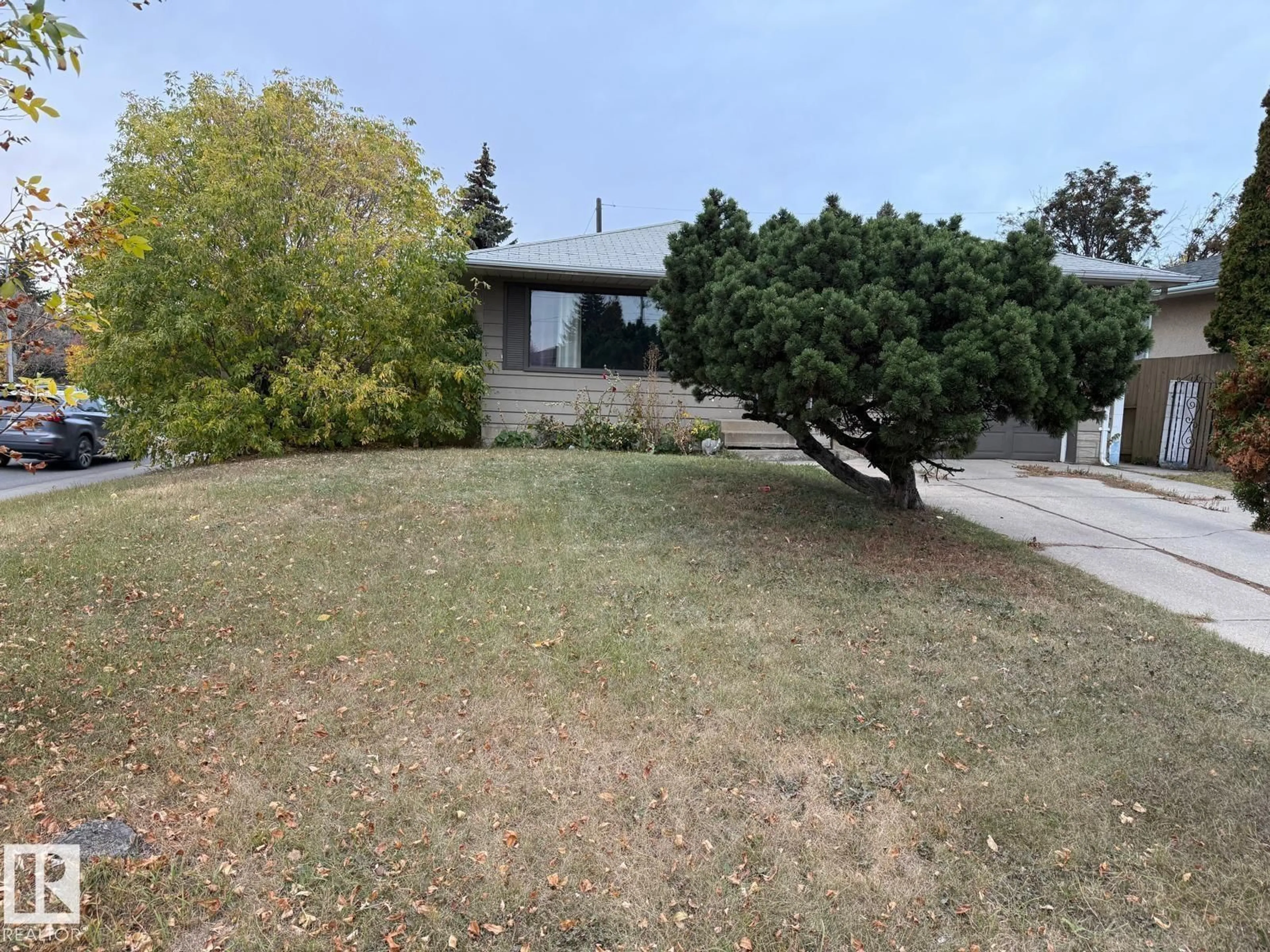 A pic from outside/outdoor area/front of a property/back of a property/a pic from drone, street for 7424 86 AVE, Edmonton Alberta T6B0K7