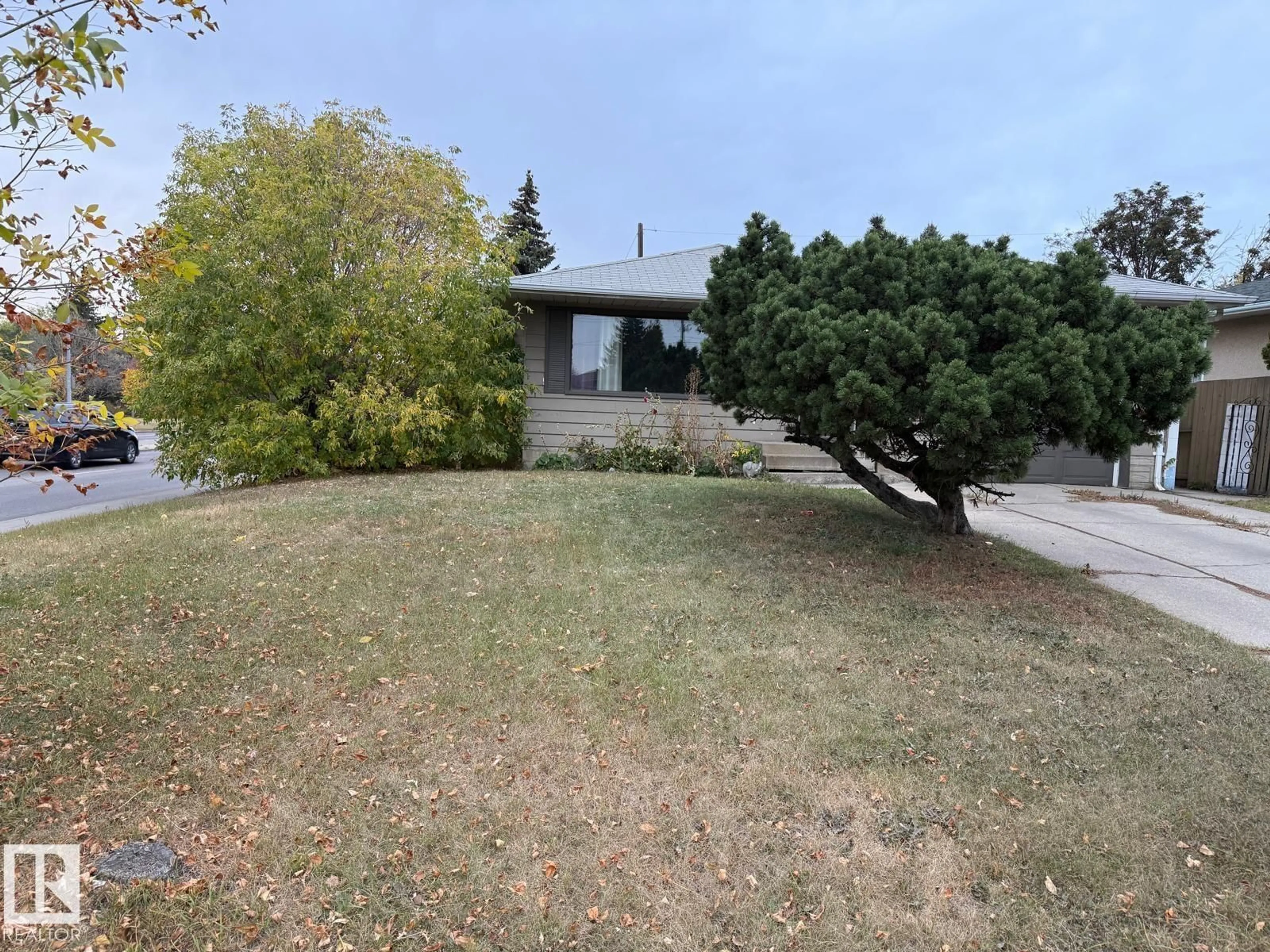 A pic from outside/outdoor area/front of a property/back of a property/a pic from drone, street for 7424 86 AVE, Edmonton Alberta T6B0K7