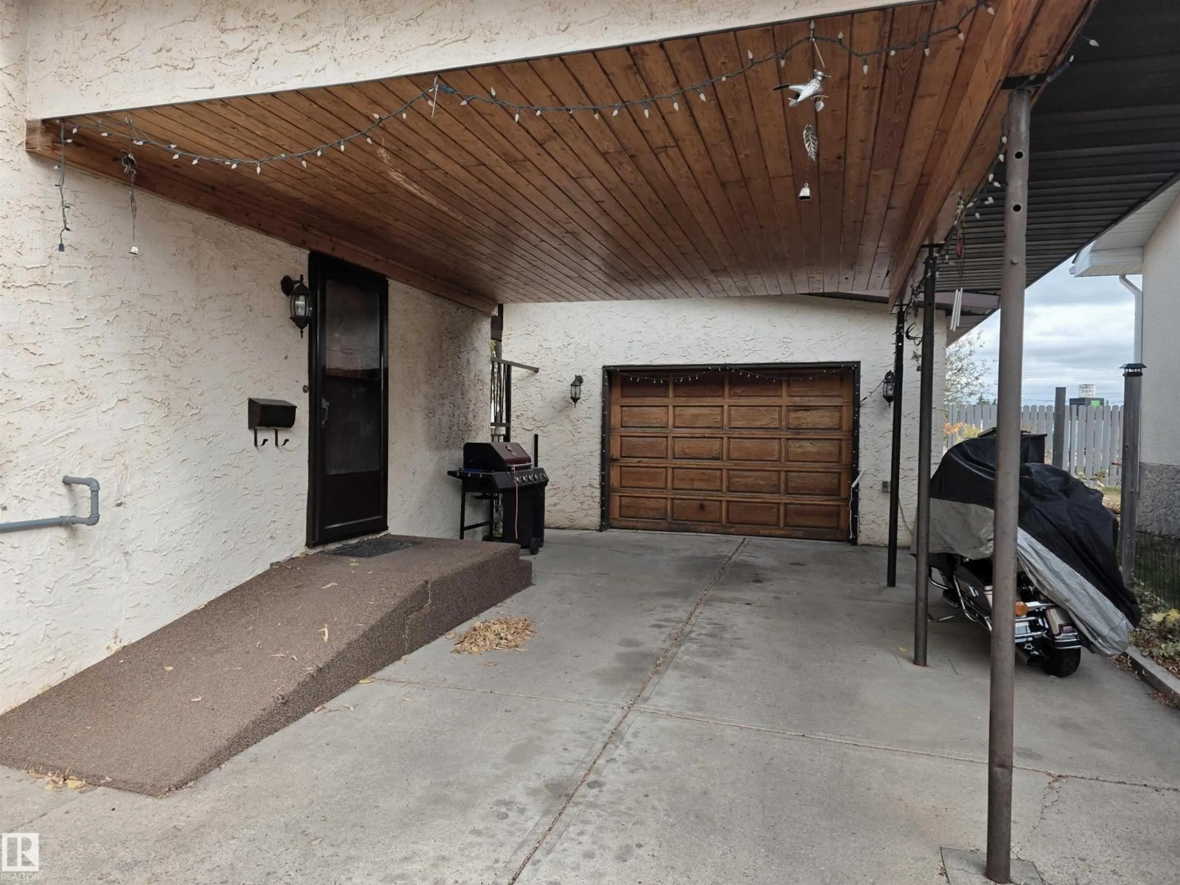 Indoor garage for 10009 104 ST, Morinville Alberta T8R1A5