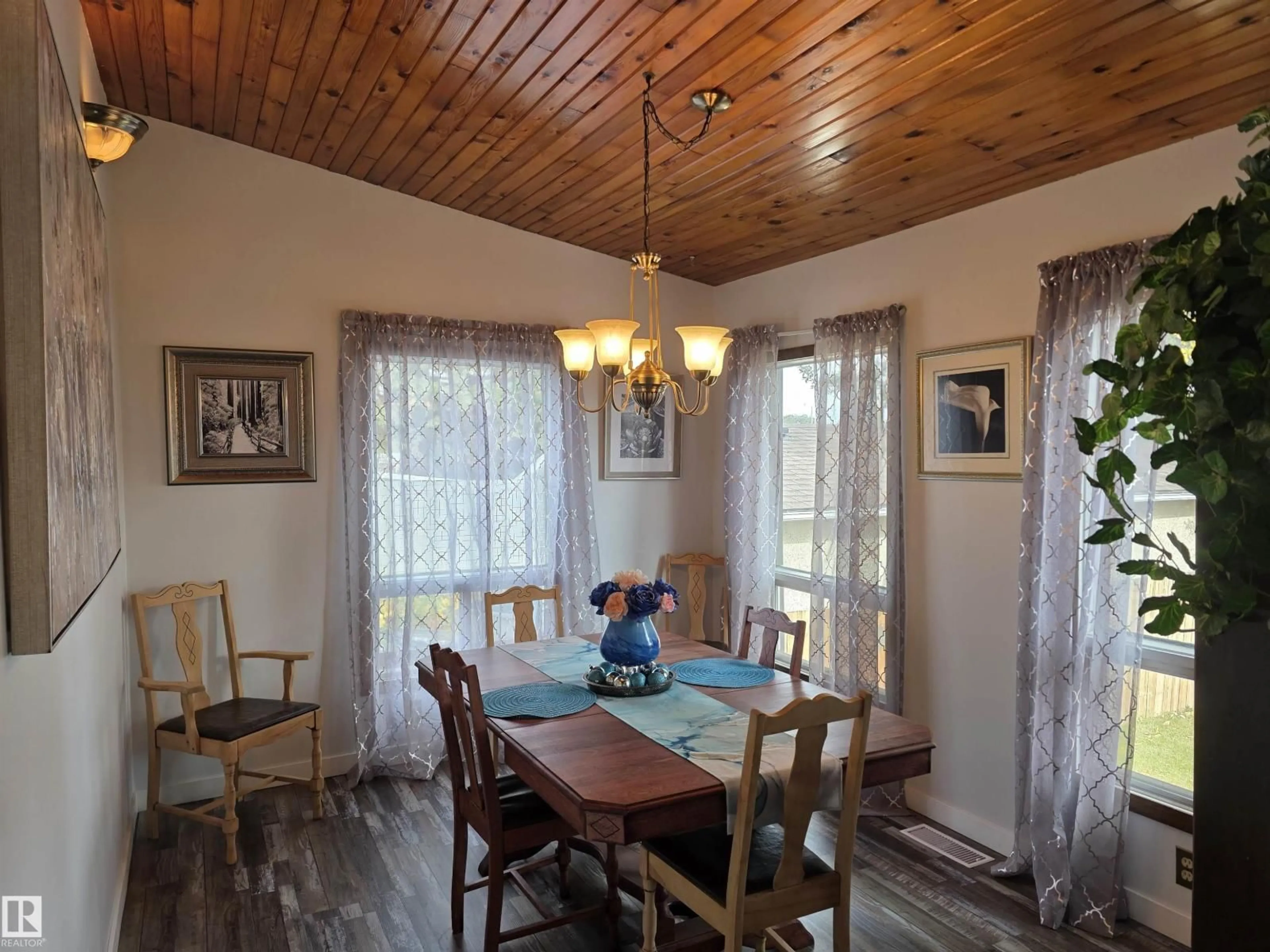 Dining room, wood/laminate floor for 10009 104 ST, Morinville Alberta T8R1A5