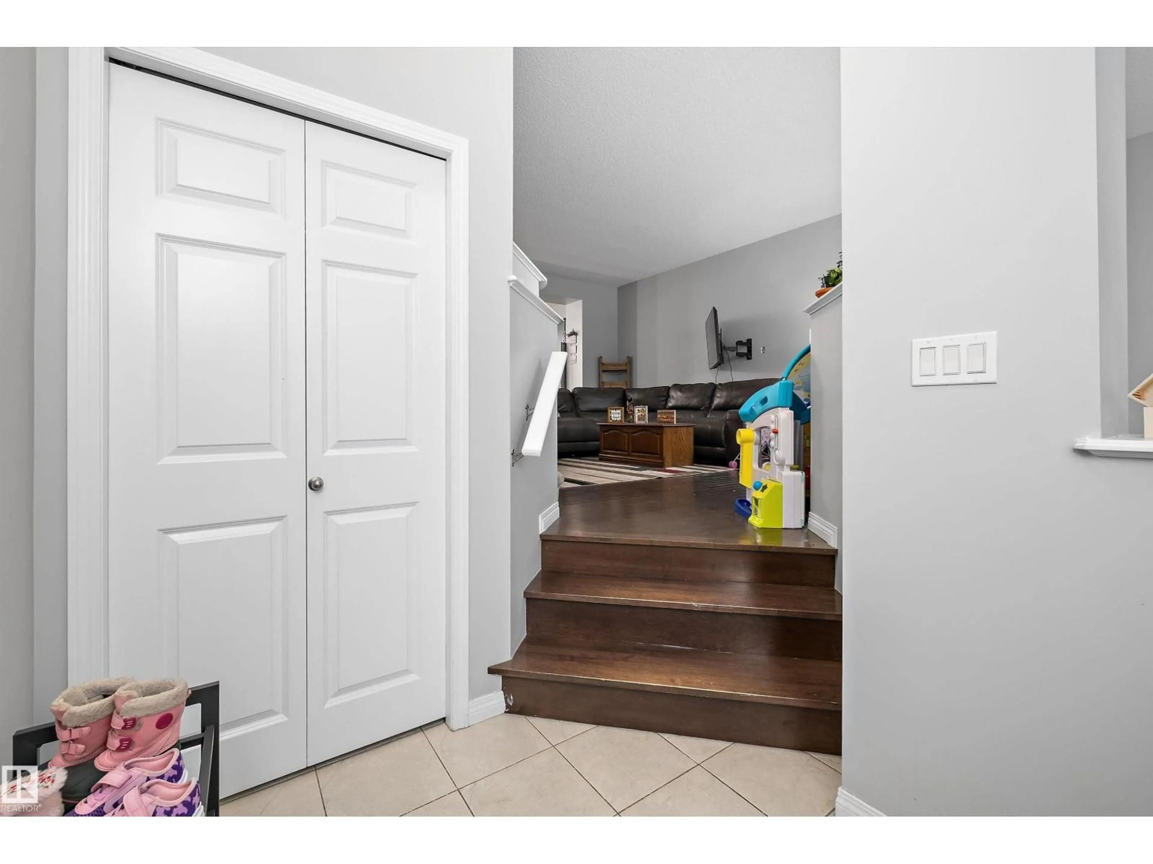 Indoor entryway for 409 SIMPKINS LI, Leduc Alberta T9E1B8
