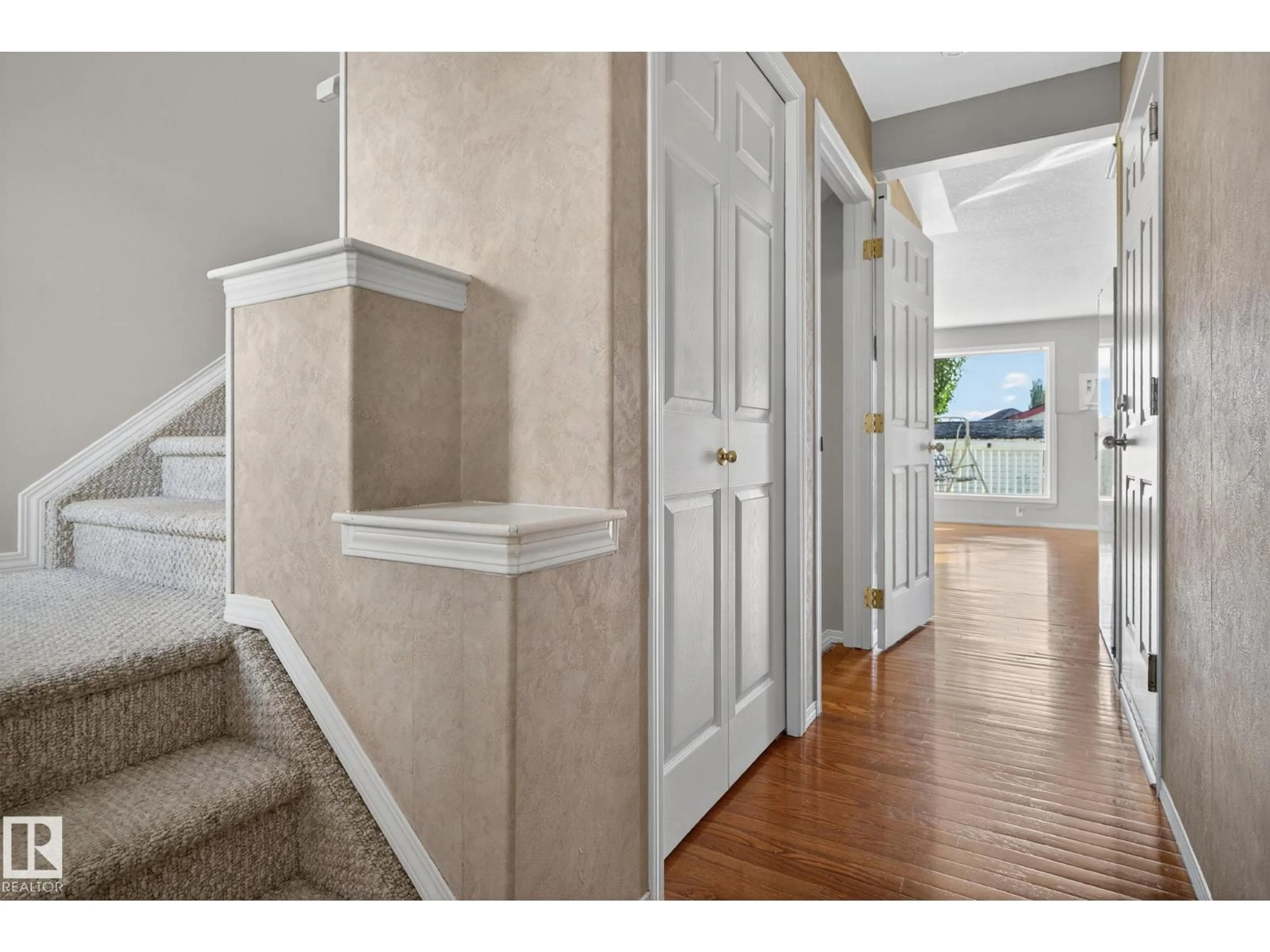Indoor entryway for NW - 16013 90 ST, Edmonton Alberta T5Z3P6