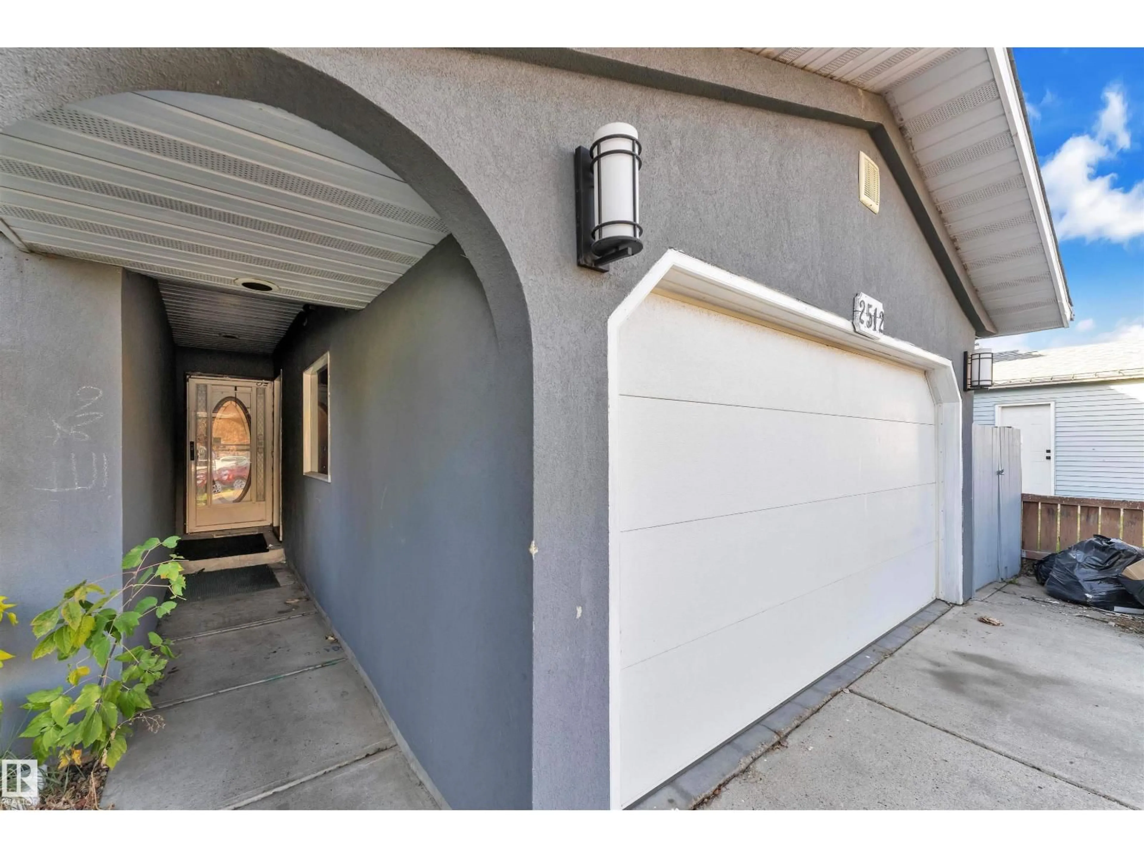 Indoor entryway for 2512 42 ST, Edmonton Alberta T5L4M8