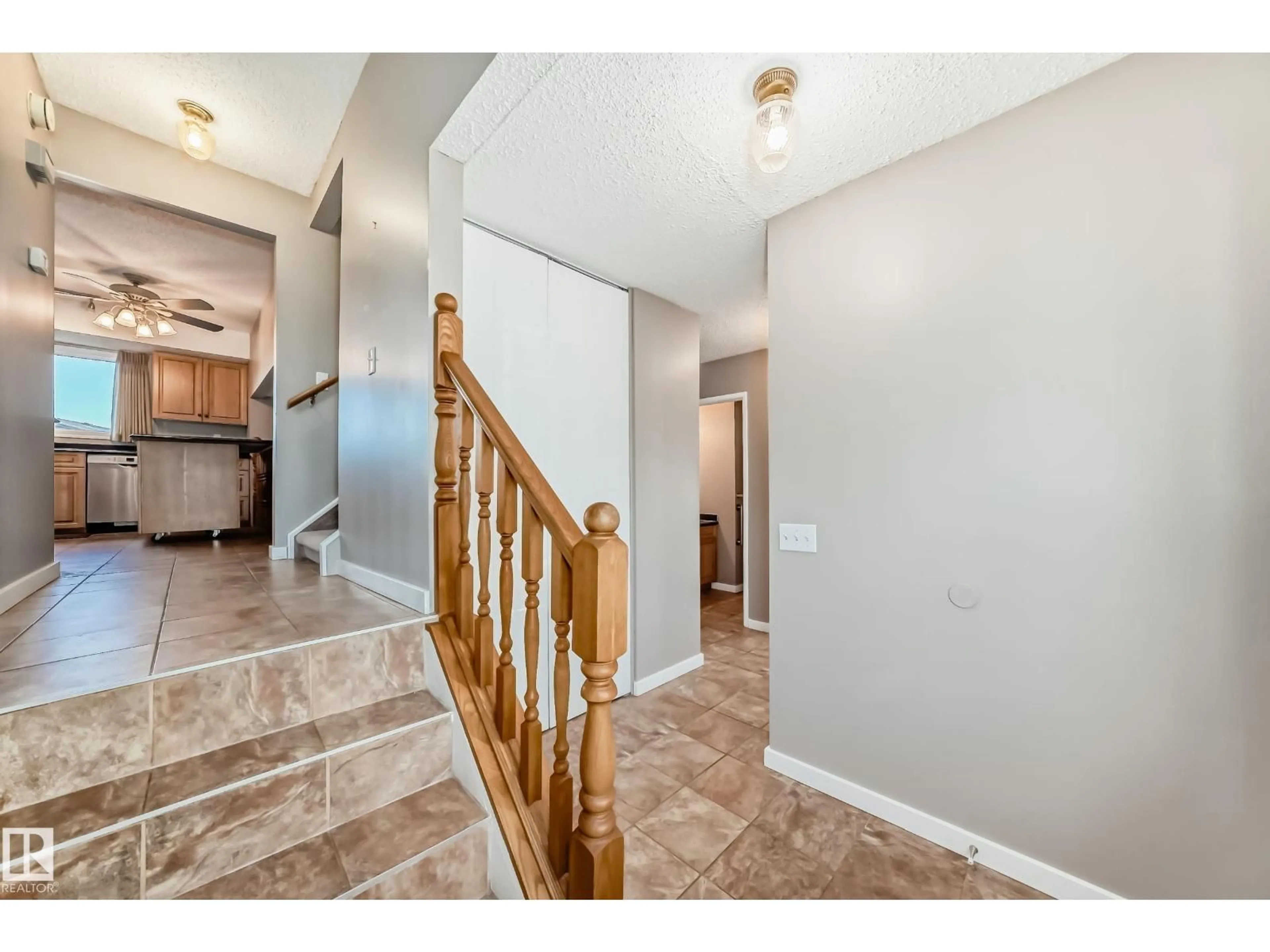 Indoor entryway for 88 HOMESTEAD CR, Edmonton Alberta T5A2Y3
