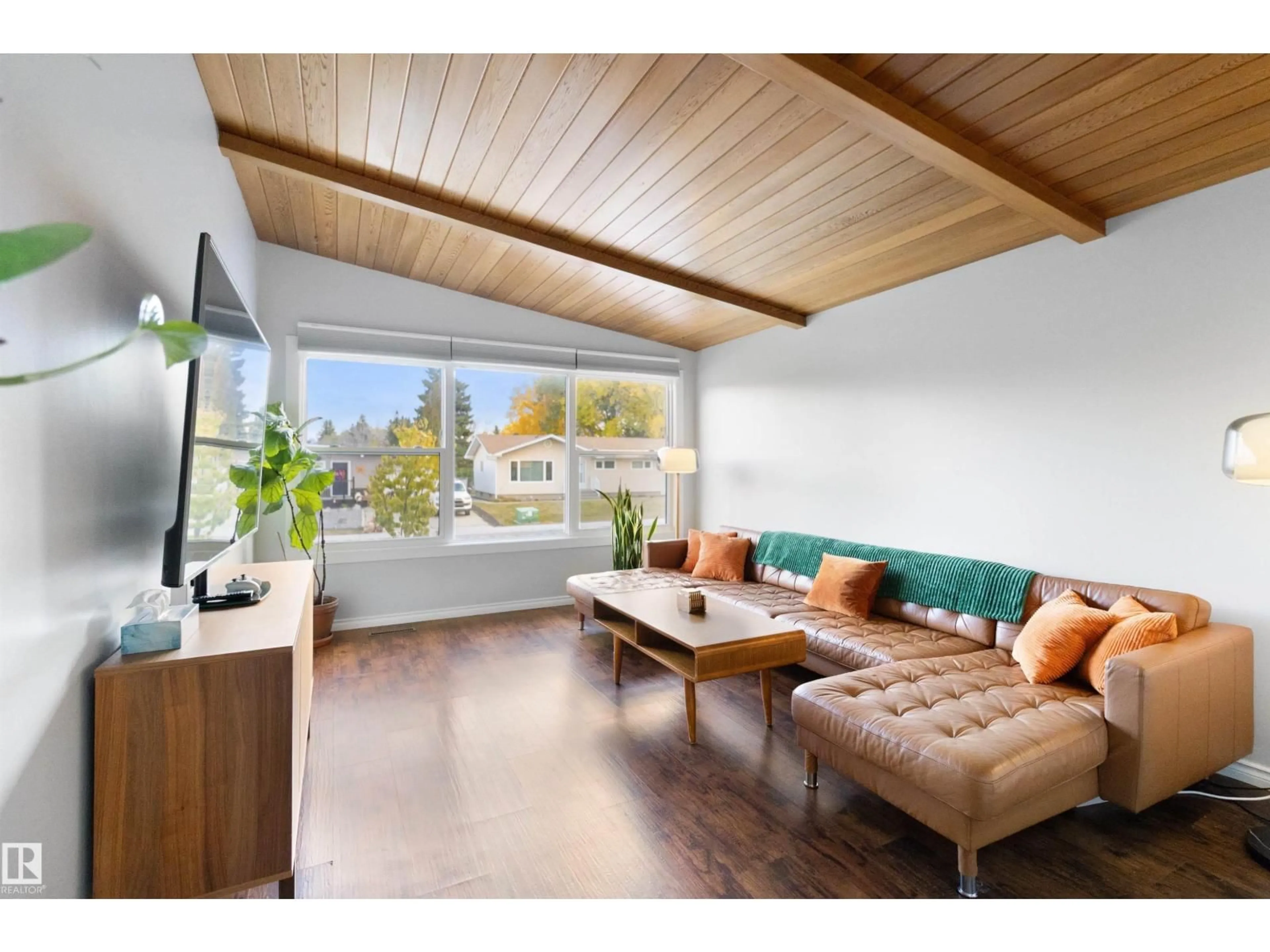 Living room with furniture, wood/laminate floor for 31 CURLEW CR, Sherwood Park Alberta T8A0H3