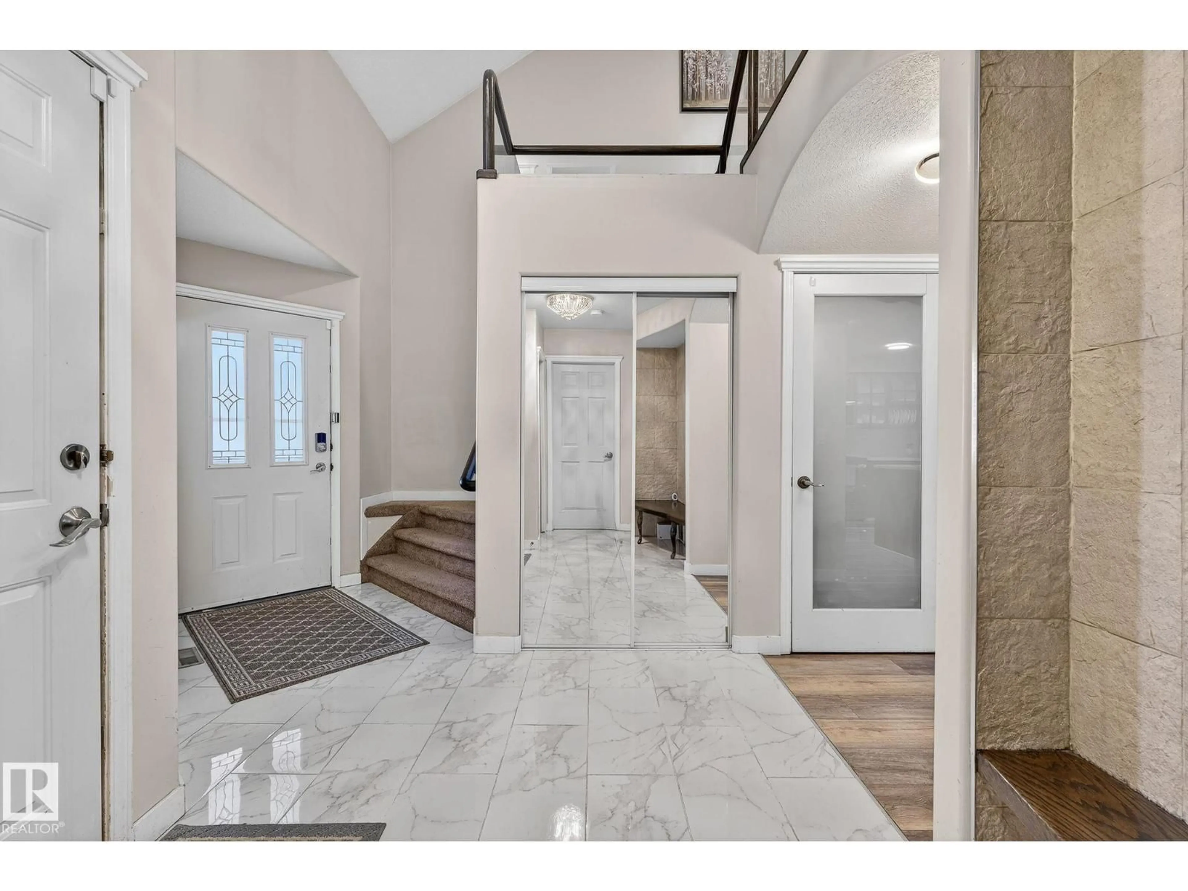 Indoor entryway for 3 - 1920 MILLWOODS ROAD EAST RD, Edmonton Alberta T6L7C7