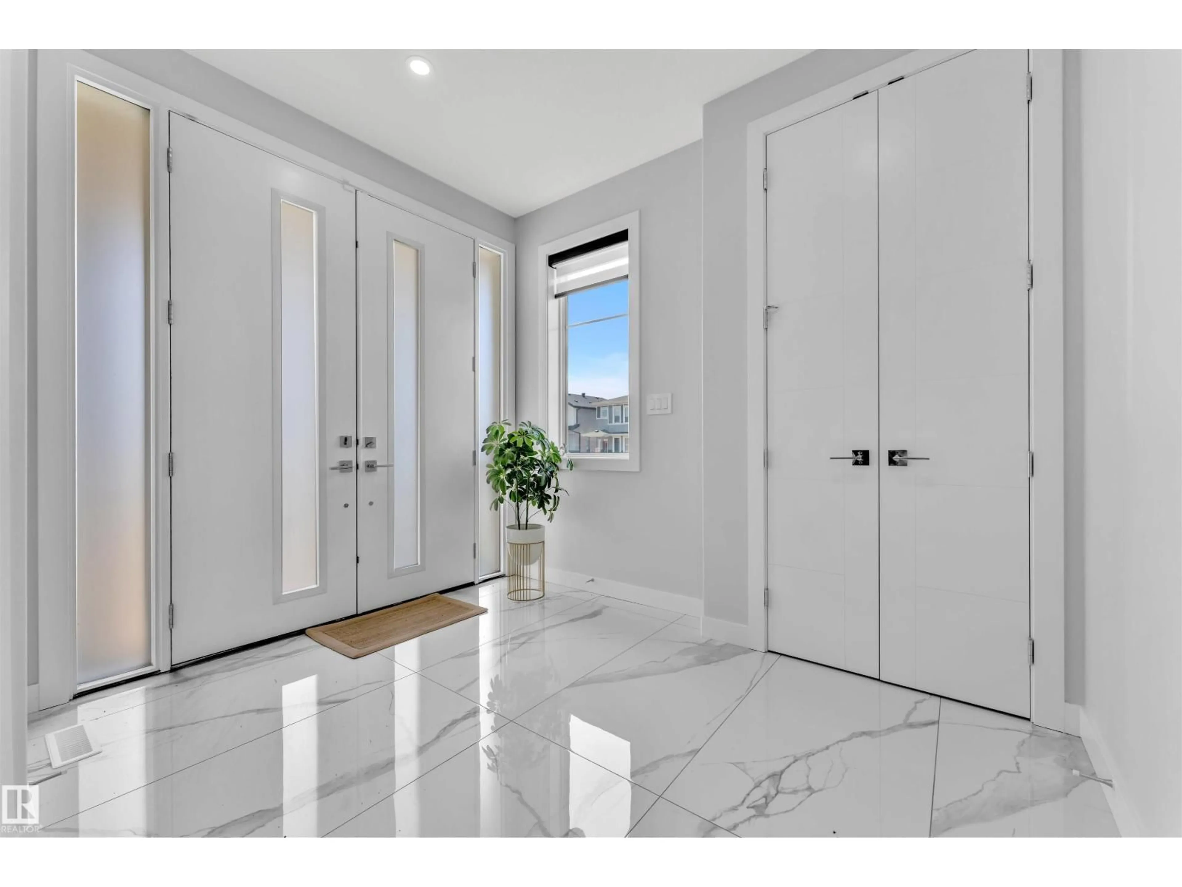 Indoor entryway for 12606 44 ST, Edmonton Alberta T5A1V4