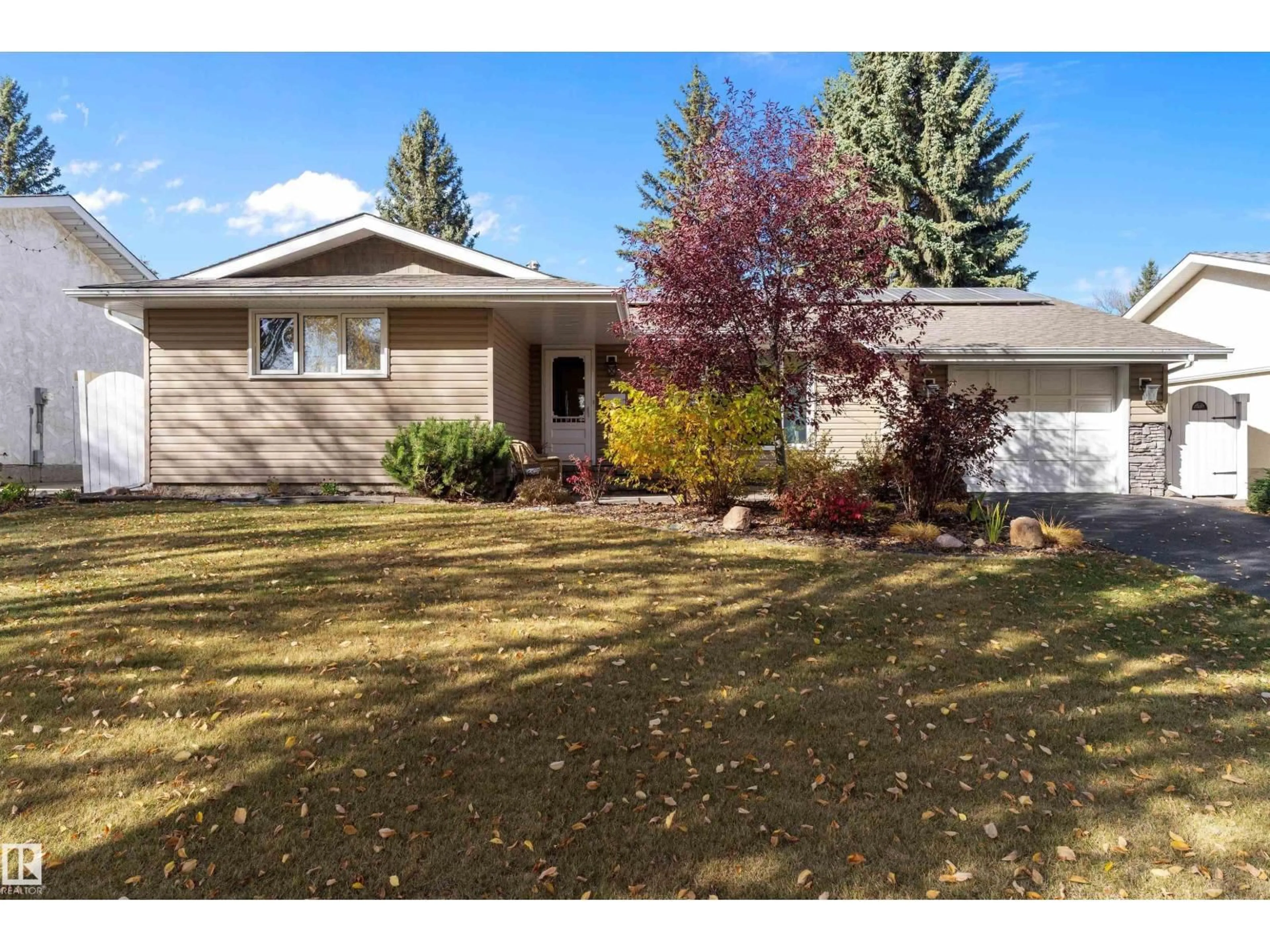 Home with vinyl exterior material, street for 8 FARMSTEAD AV, St. Albert Alberta T8N1V8