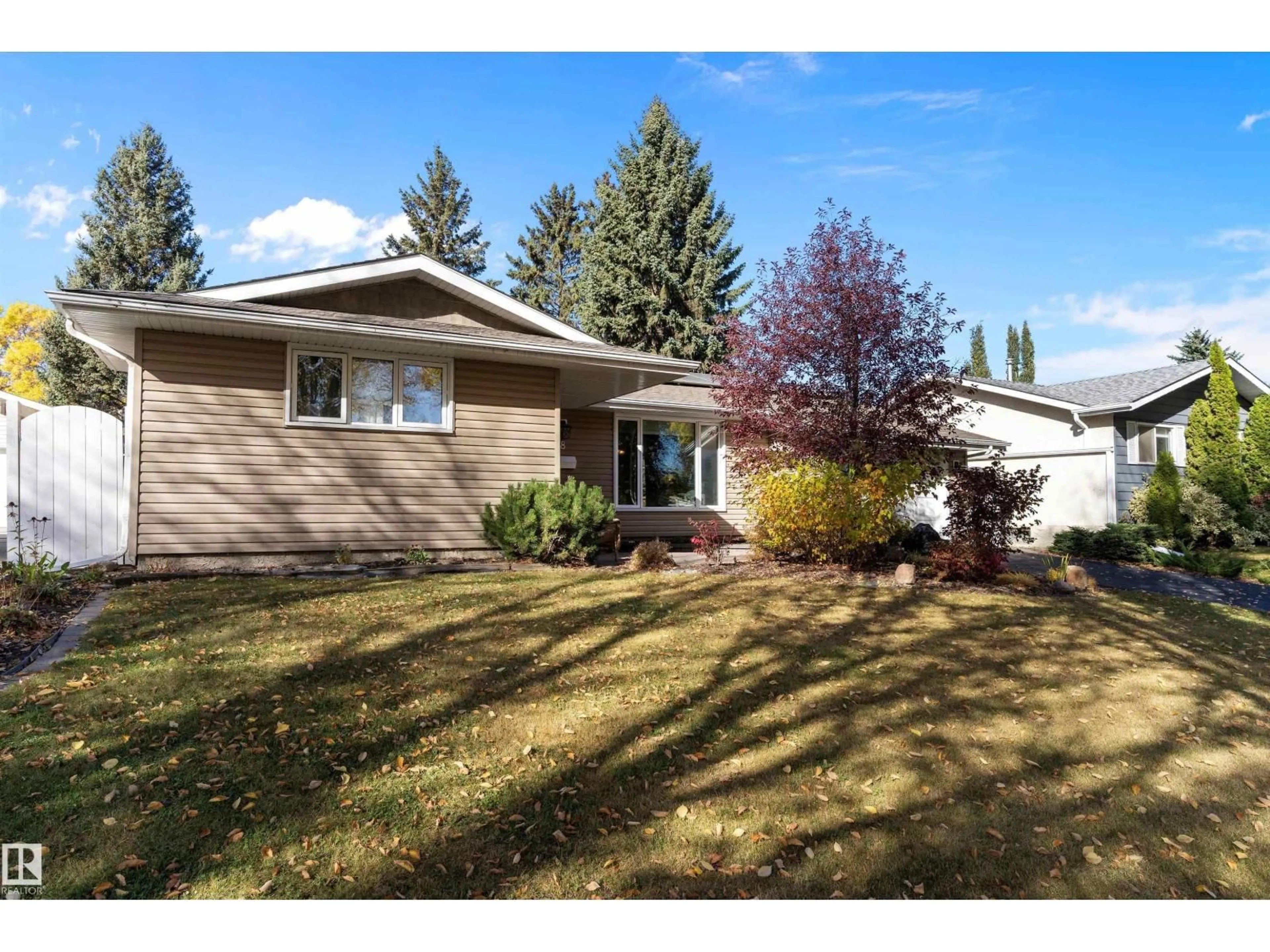 Home with vinyl exterior material, street for 8 FARMSTEAD AV, St. Albert Alberta T8N1V8