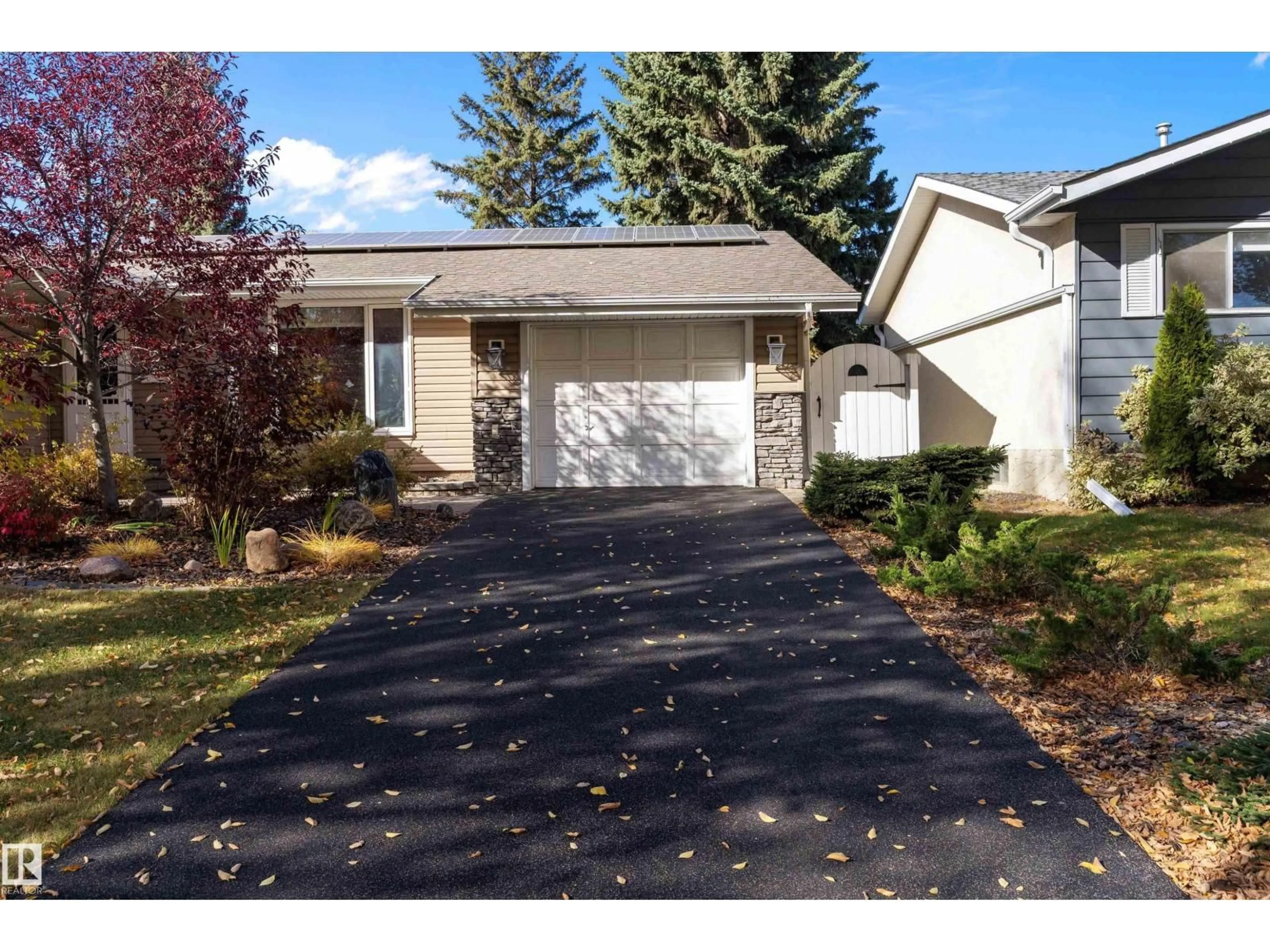 Home with vinyl exterior material, street for 8 FARMSTEAD AV, St. Albert Alberta T8N1V8