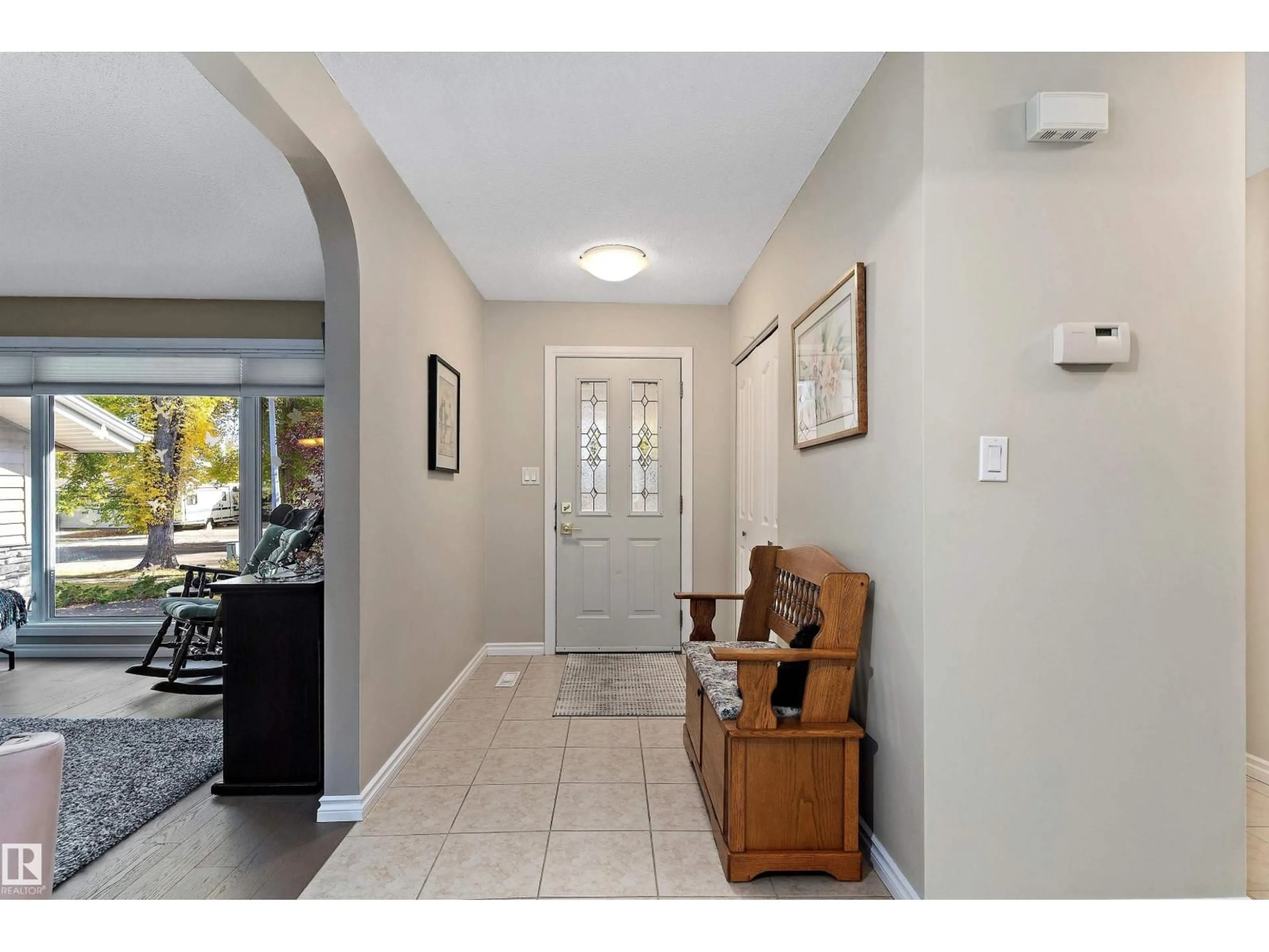 Indoor entryway for 8 FARMSTEAD AV, St. Albert Alberta T8N1V8
