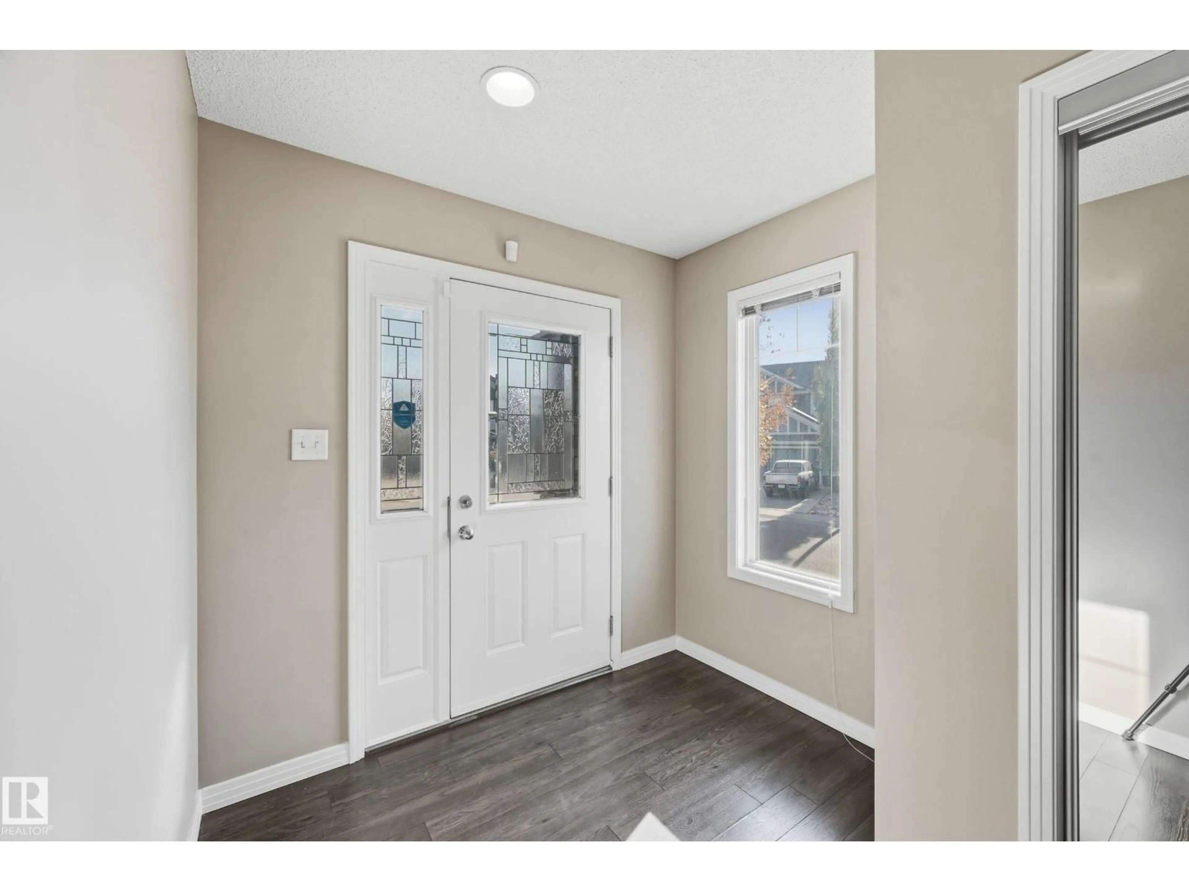 Indoor entryway for 3552 CLAXTON CR, Edmonton Alberta T6W0Z7