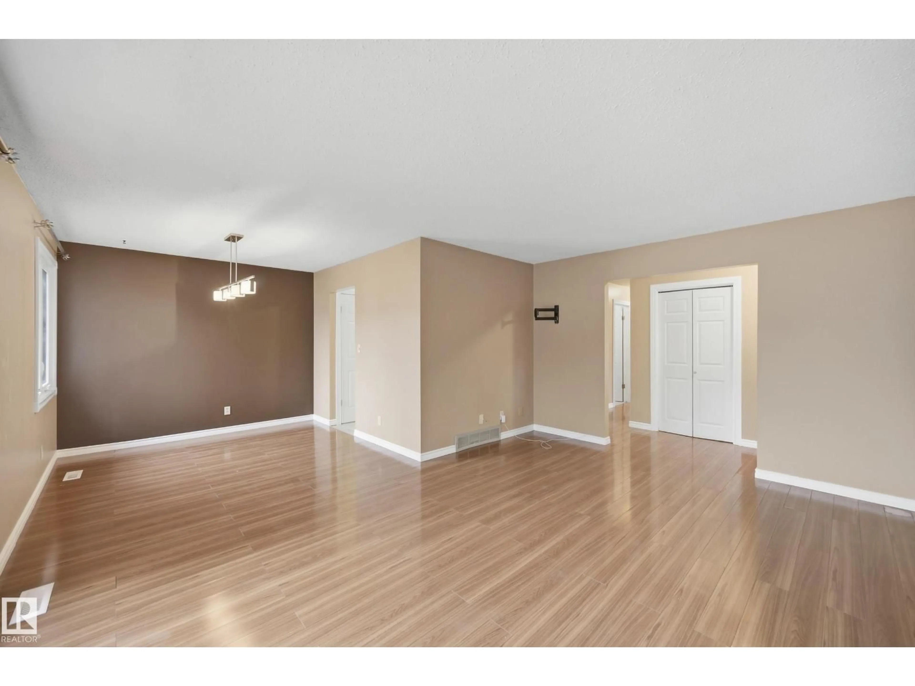 A pic of a room for 14231 24 ST, Edmonton Alberta T5Y1G2