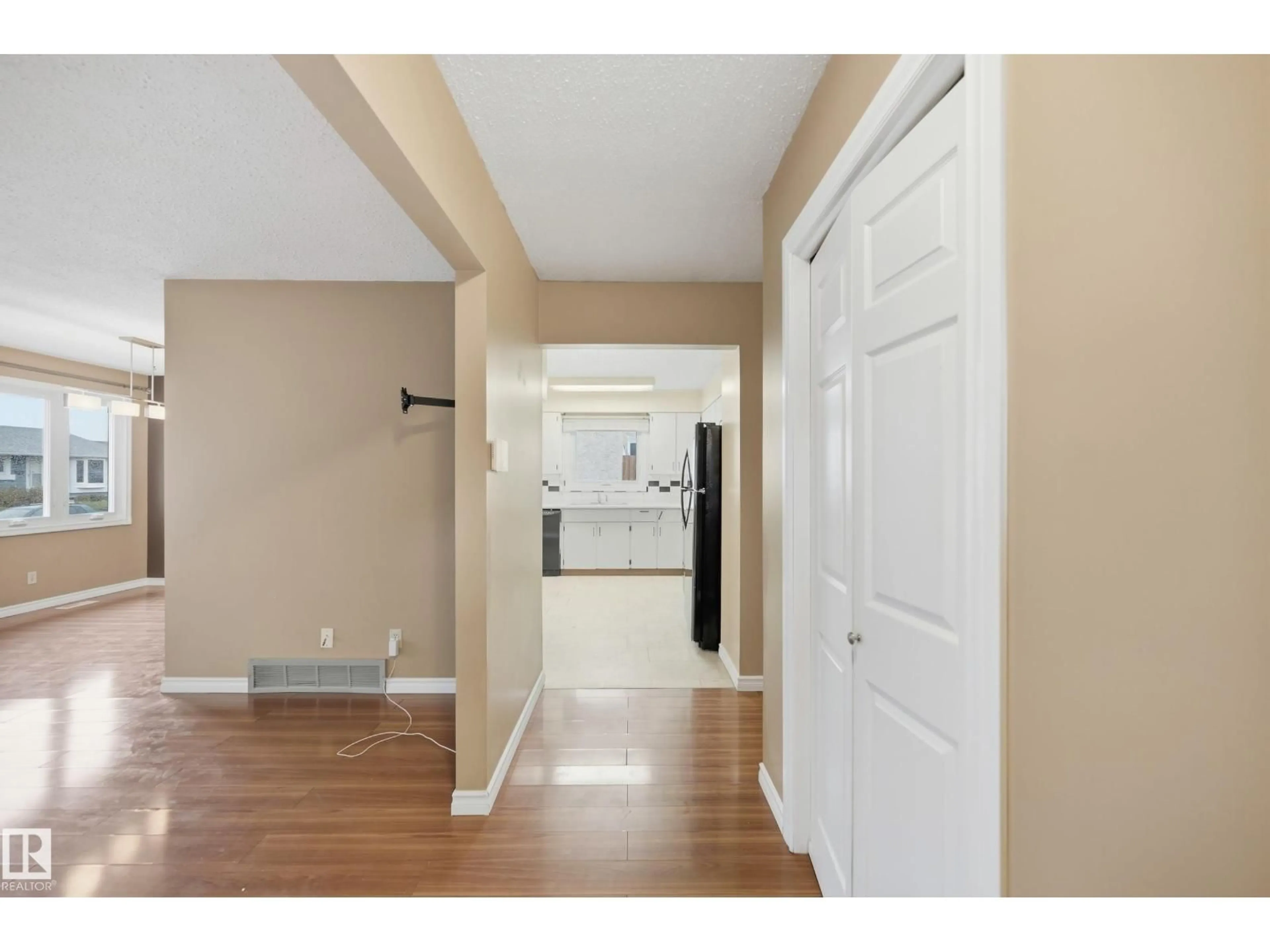 Indoor entryway for 14231 24 ST, Edmonton Alberta T5Y1G2