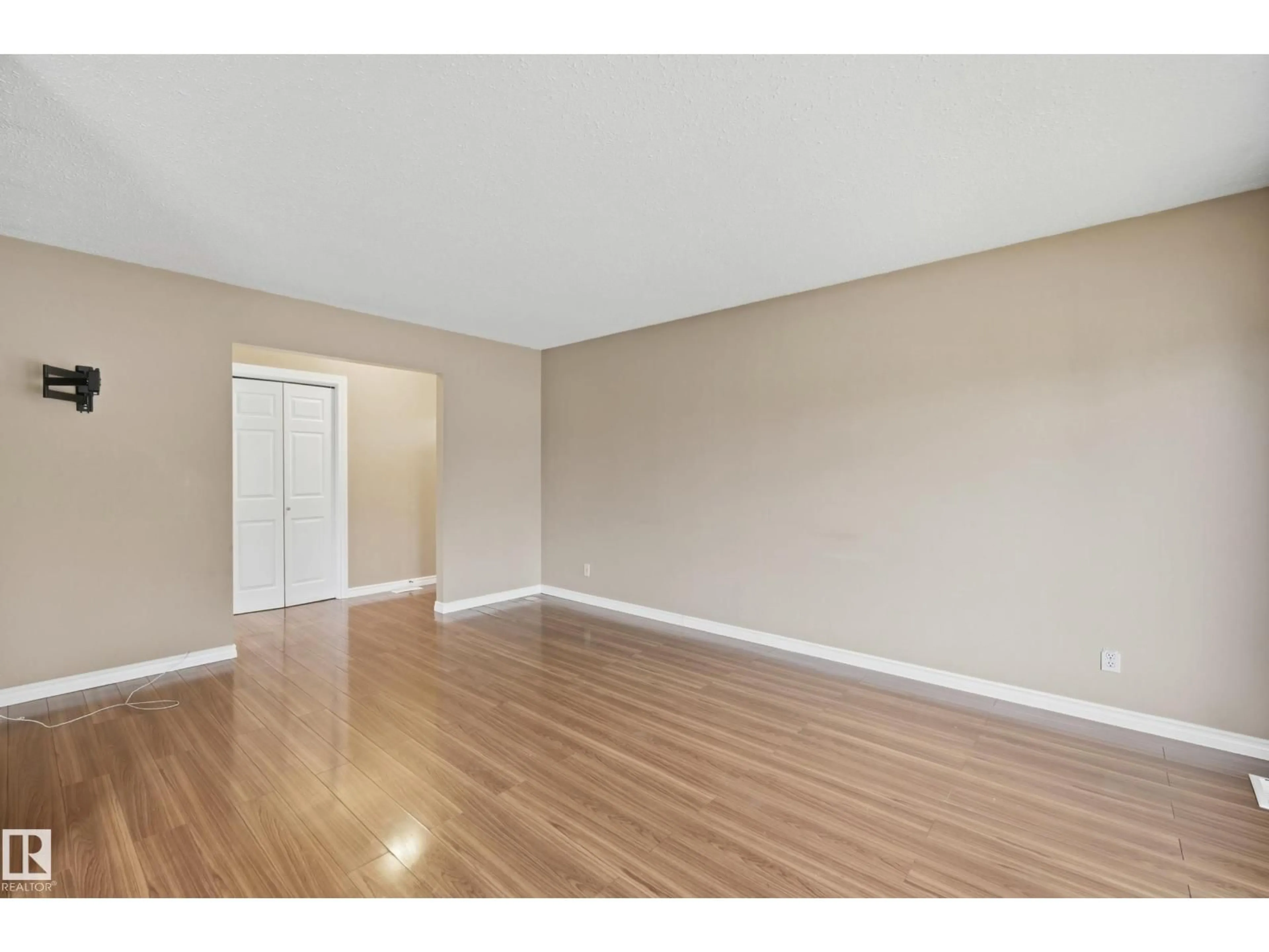 A pic of a room for 14231 24 ST, Edmonton Alberta T5Y1G2
