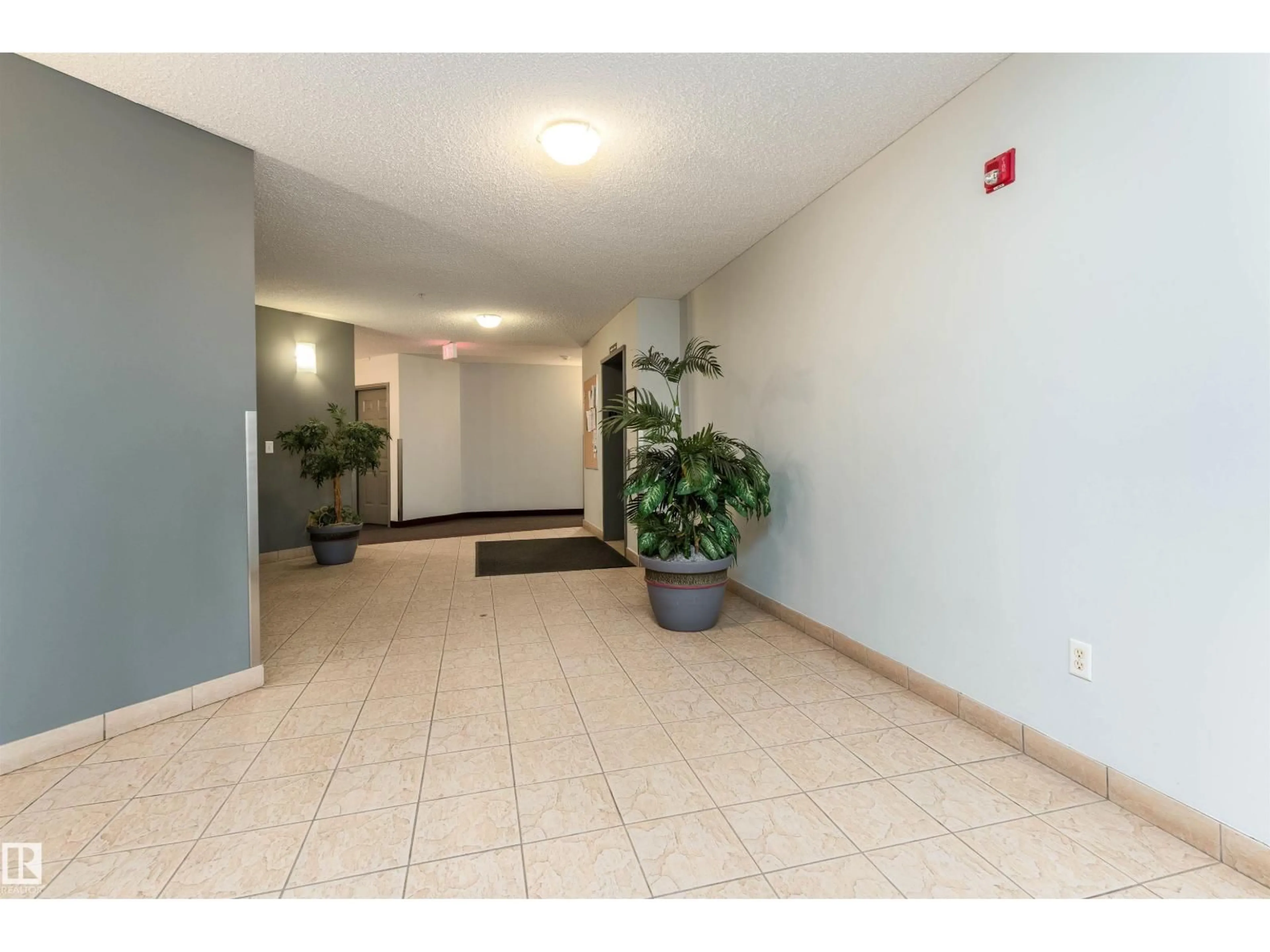 Indoor foyer for #104 - 9120 156 ST, Edmonton Alberta T5R1Y8