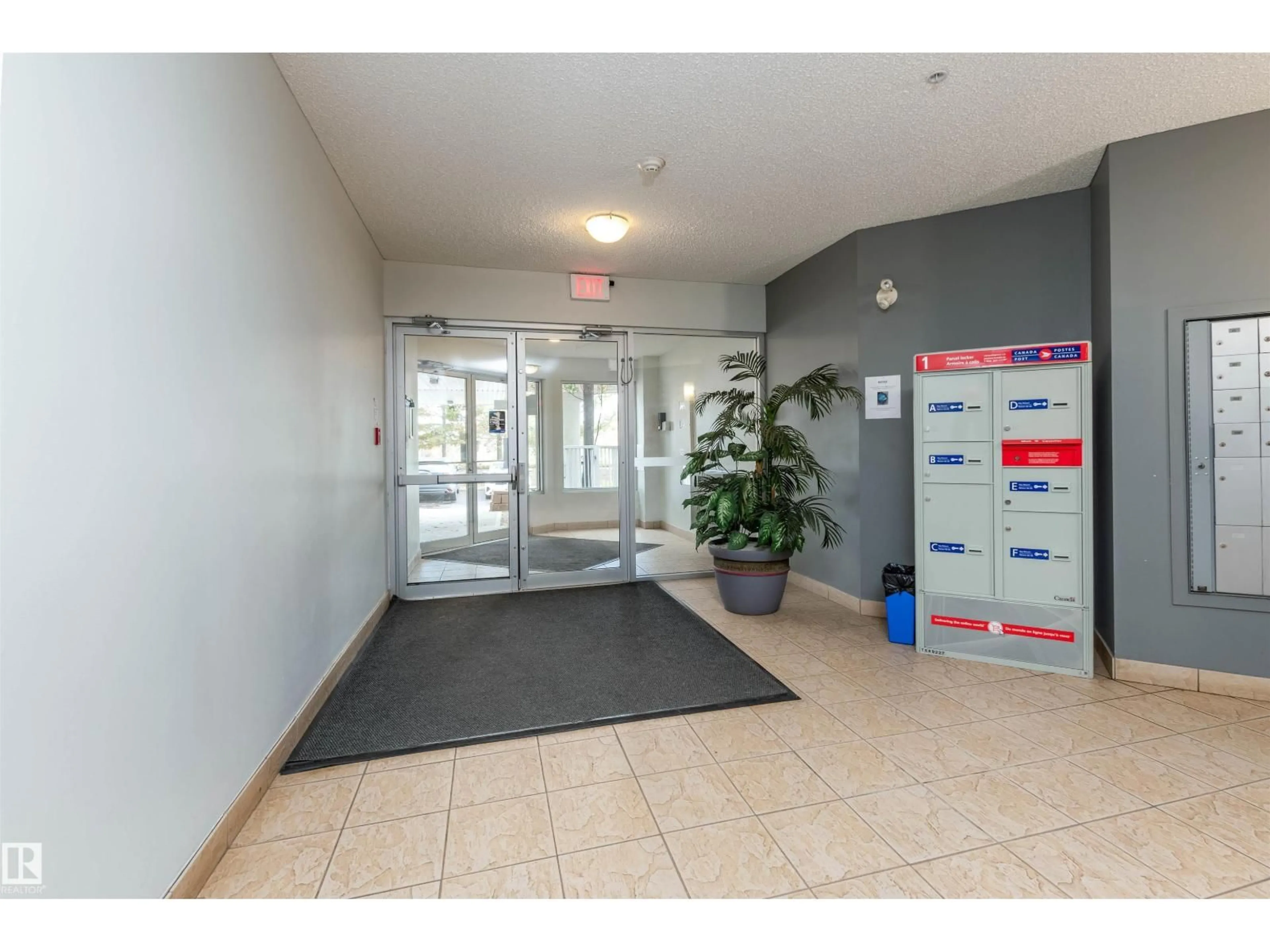 Indoor foyer for #104 - 9120 156 ST, Edmonton Alberta T5R1Y8
