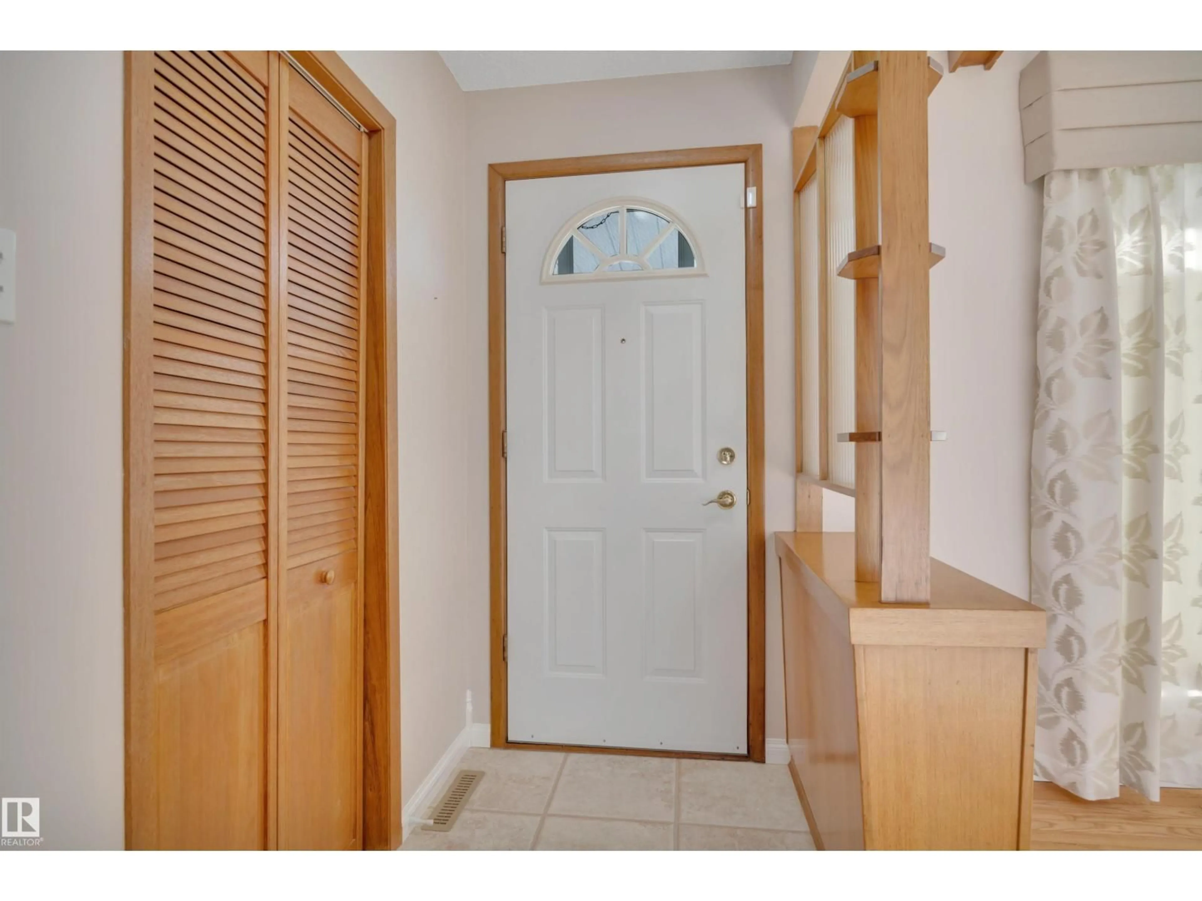 Indoor entryway for 5604 94A AV, Edmonton Alberta T6B0Y5