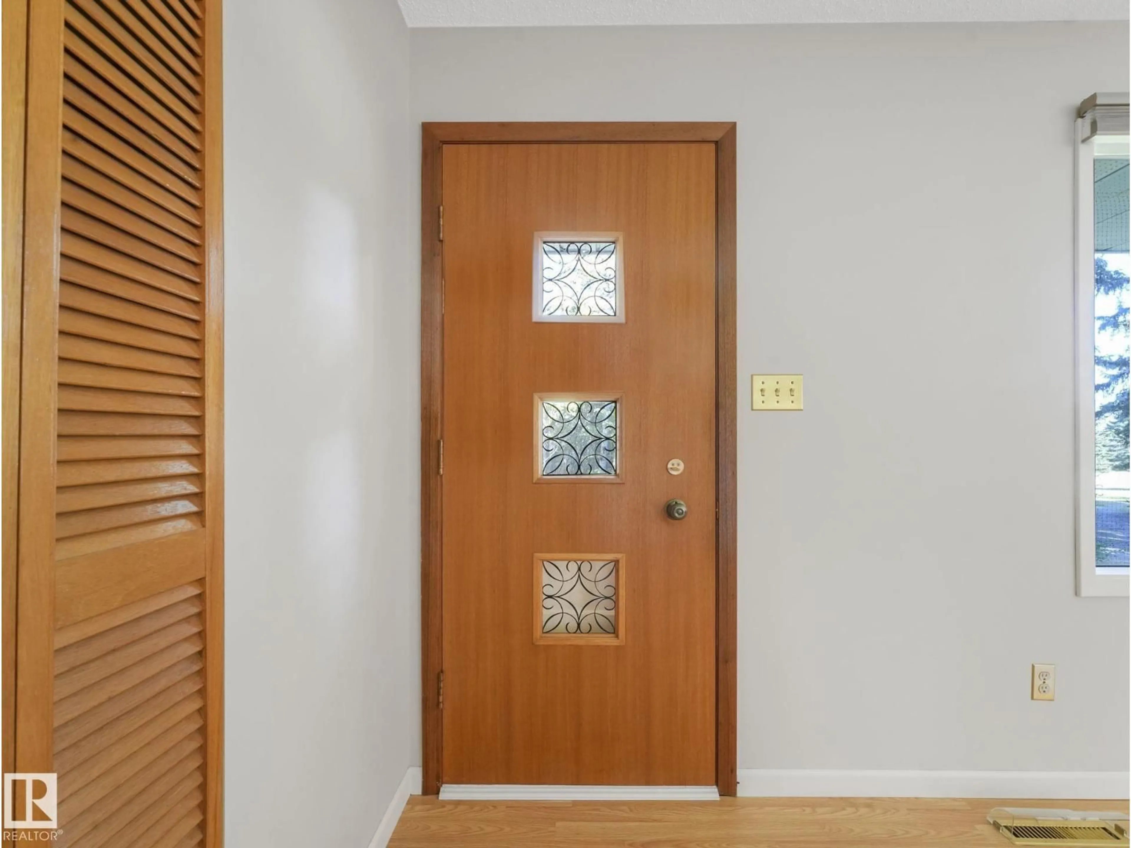 Indoor entryway for 51178 RGE ROAD 214, Rural Strathcona County Alberta T8E1G7