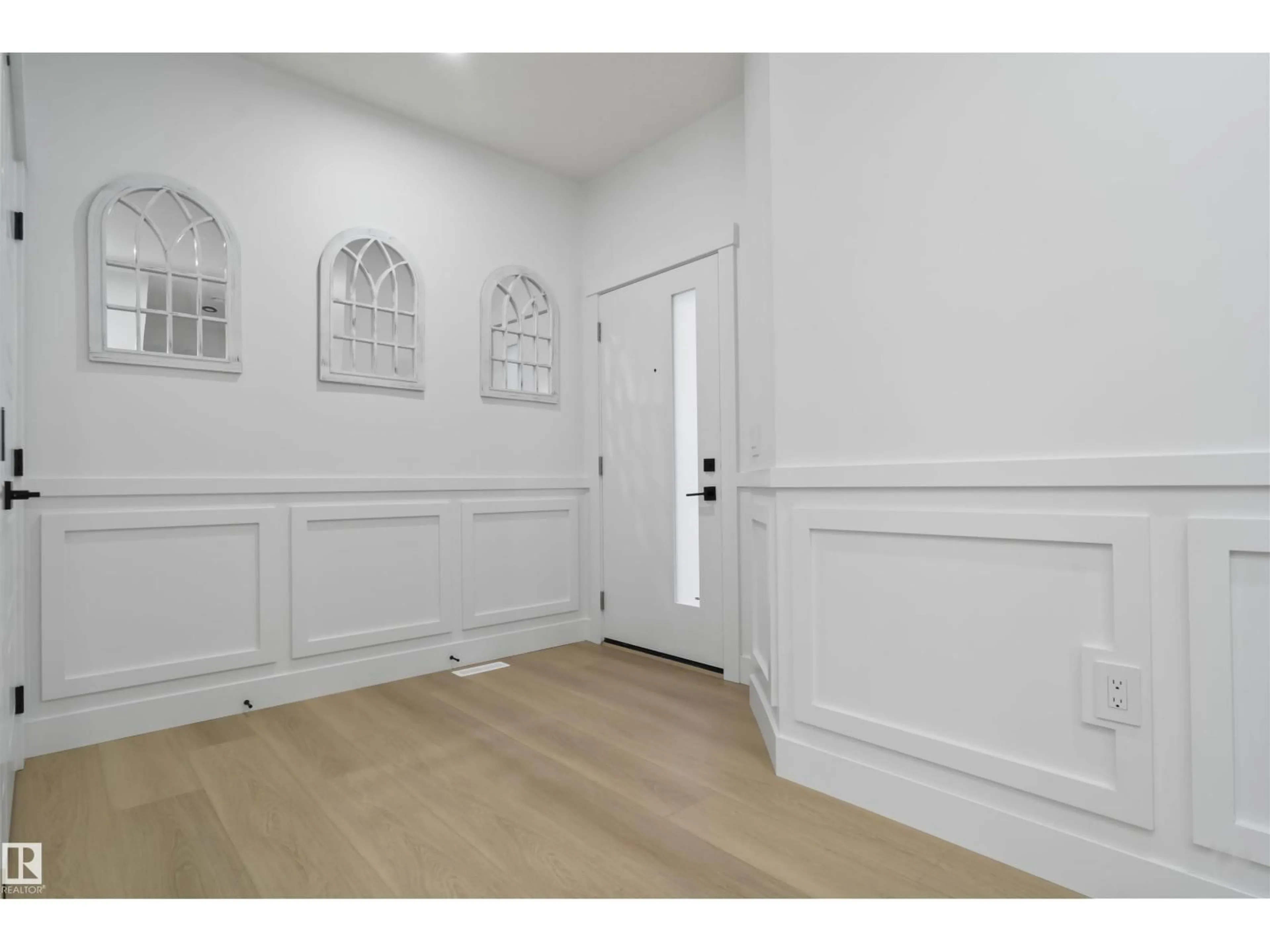 Indoor entryway for 13132 187 AV, Edmonton Alberta T6V0N3