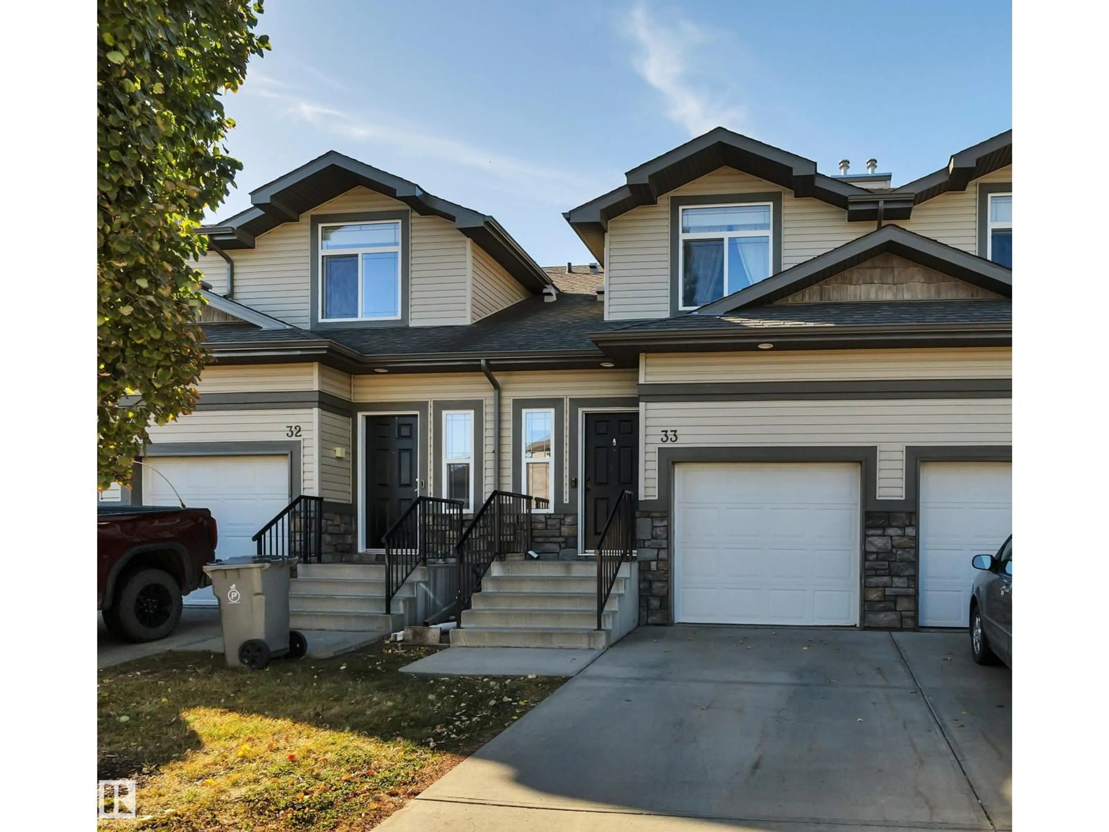 Home with vinyl exterior material, street for 33 - 9511 102, Morinville Alberta T8R0C6
