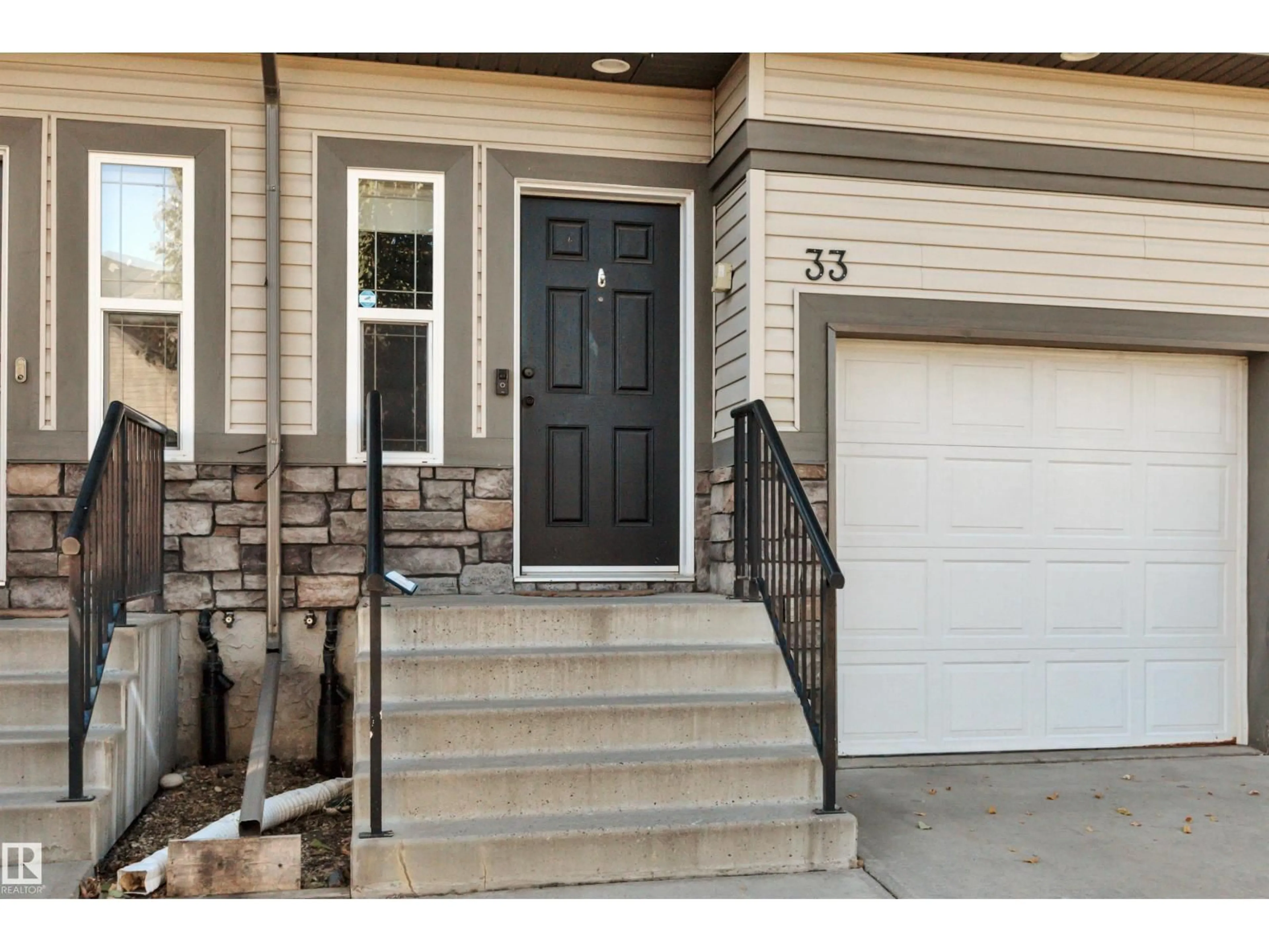 Indoor entryway for 33 - 9511 102, Morinville Alberta T8R0C6