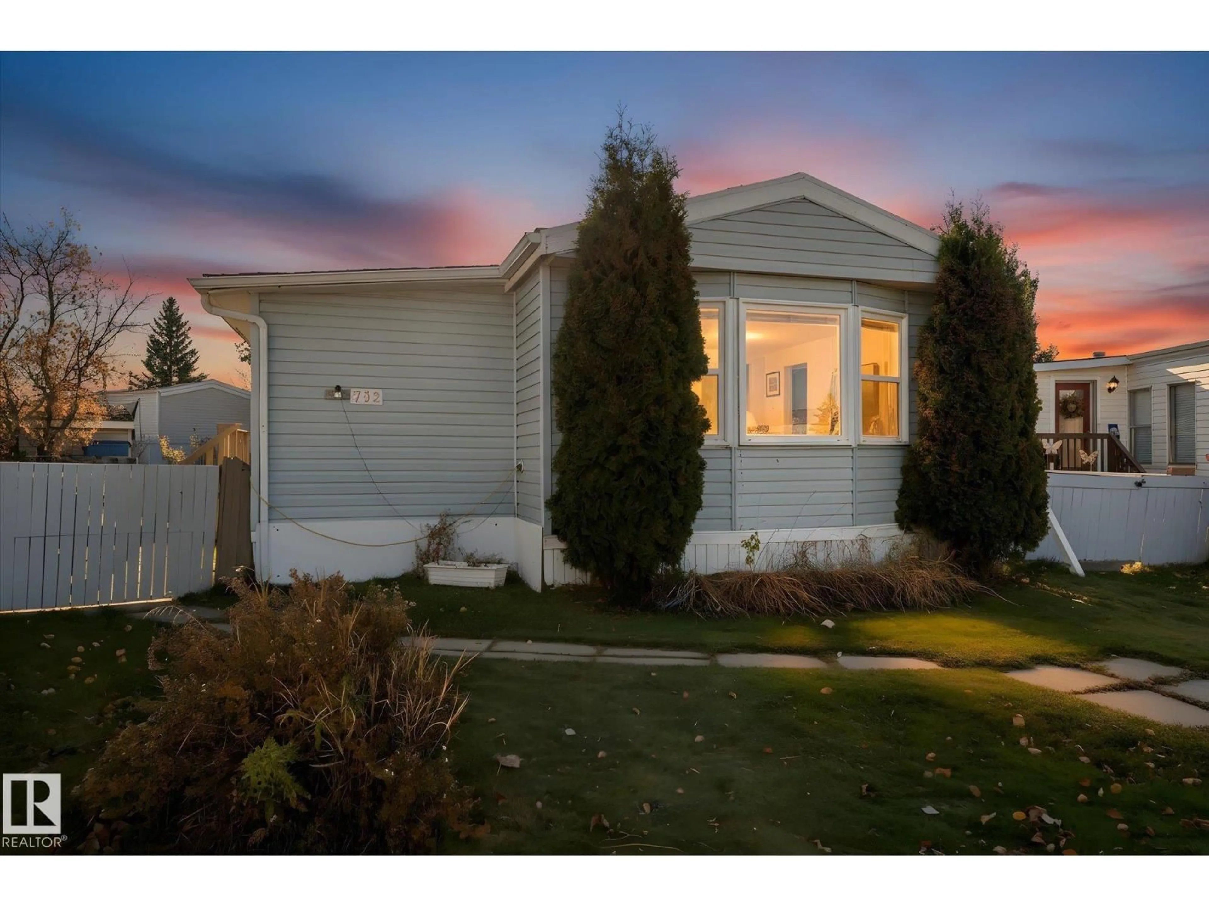 Home with vinyl exterior material, street for 53222 - 712 RANGE ROAD 272, Rural Parkland County Alberta T7X3F9