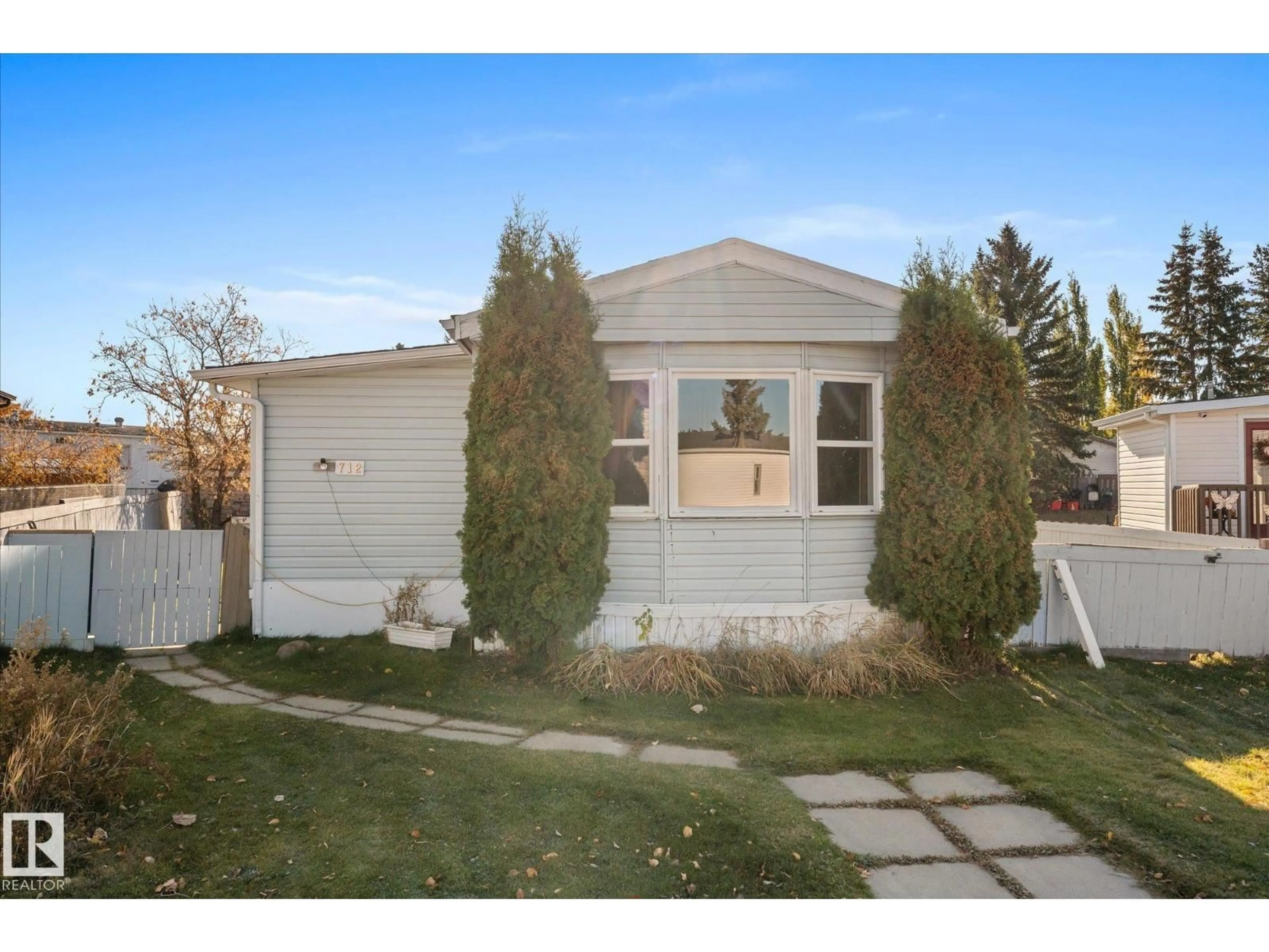 Home with vinyl exterior material, street for 53222 - 712 RANGE ROAD 272, Rural Parkland County Alberta T7X3F9