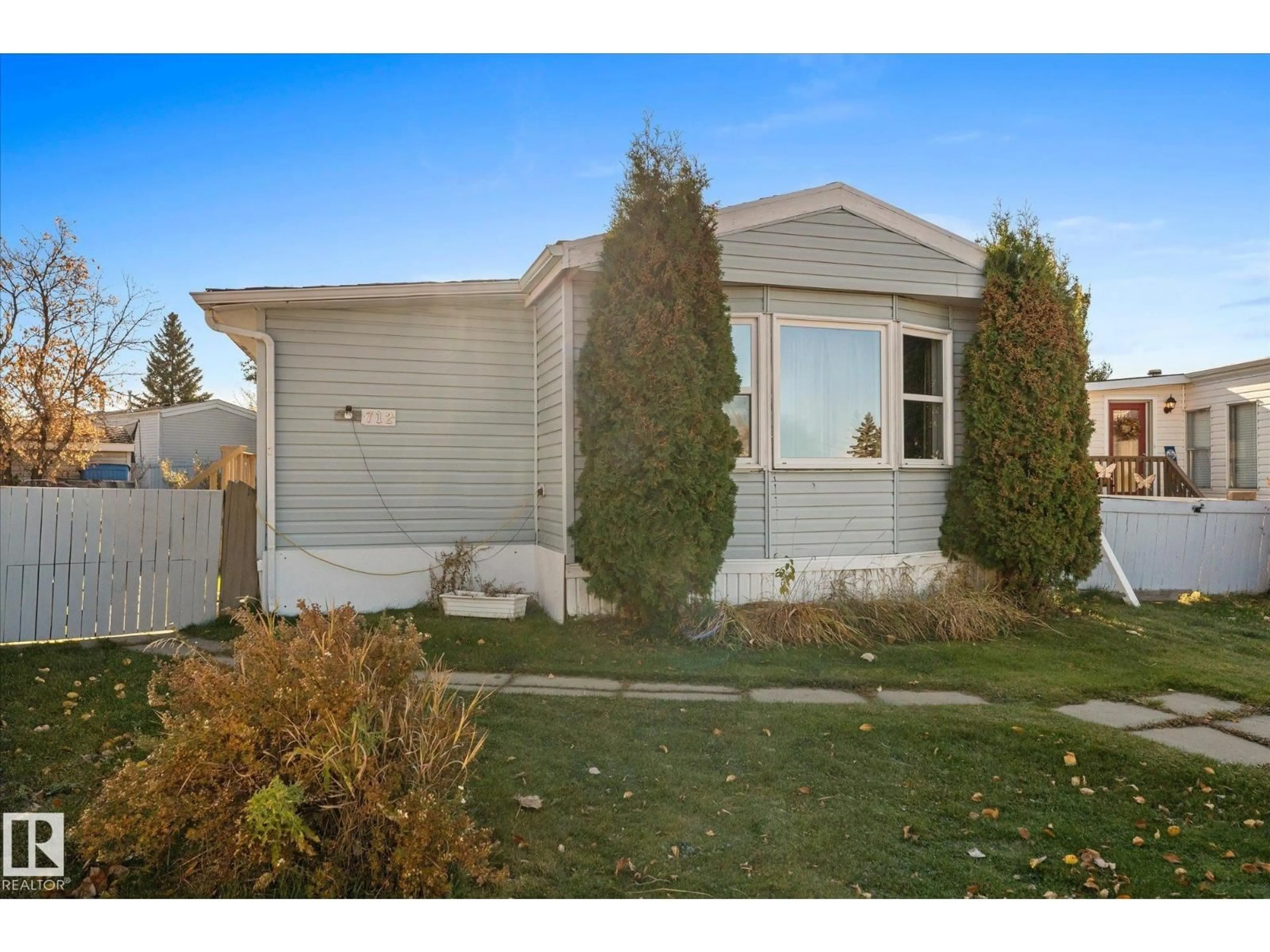 Home with vinyl exterior material, street for 53222 - 712 RANGE ROAD 272, Rural Parkland County Alberta T7X3F9