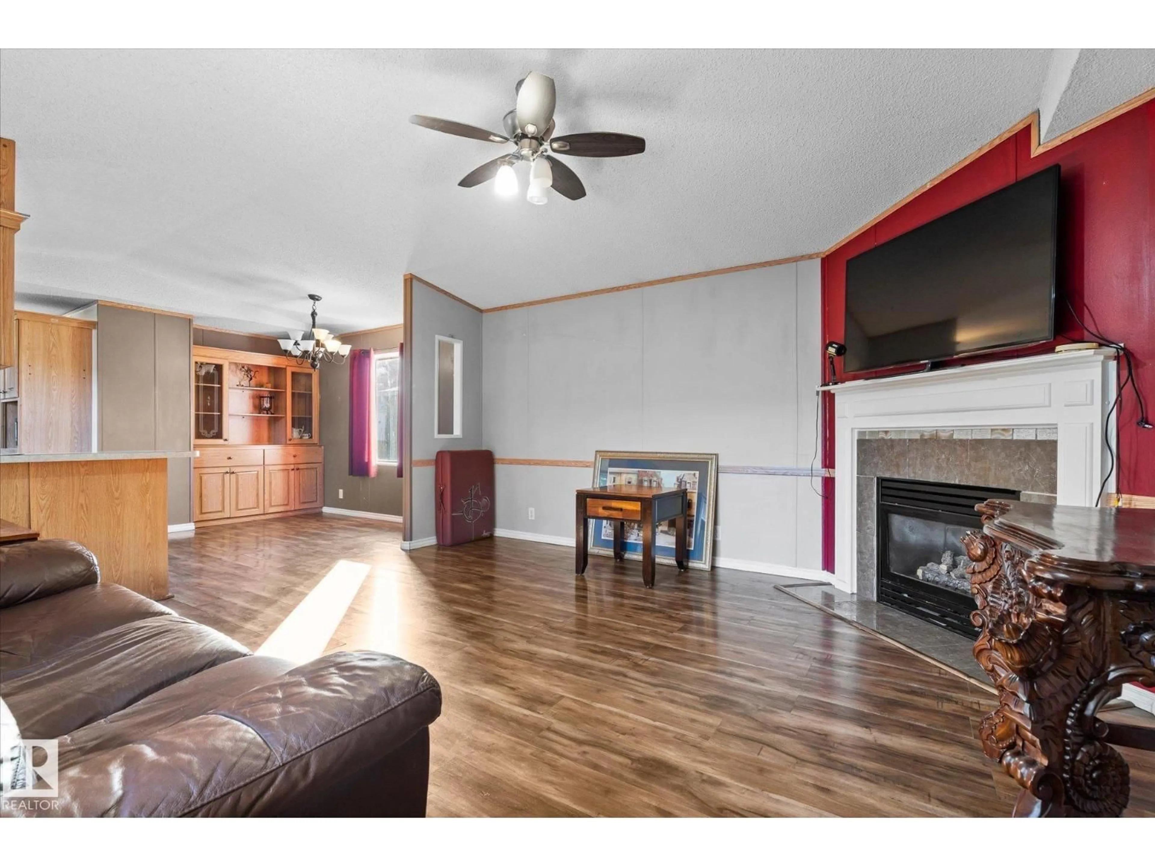 Living room with furniture, wood/laminate floor for 578 53222 RANGE ROAD ROAD, Rural Parkland County Alberta T7X3P6