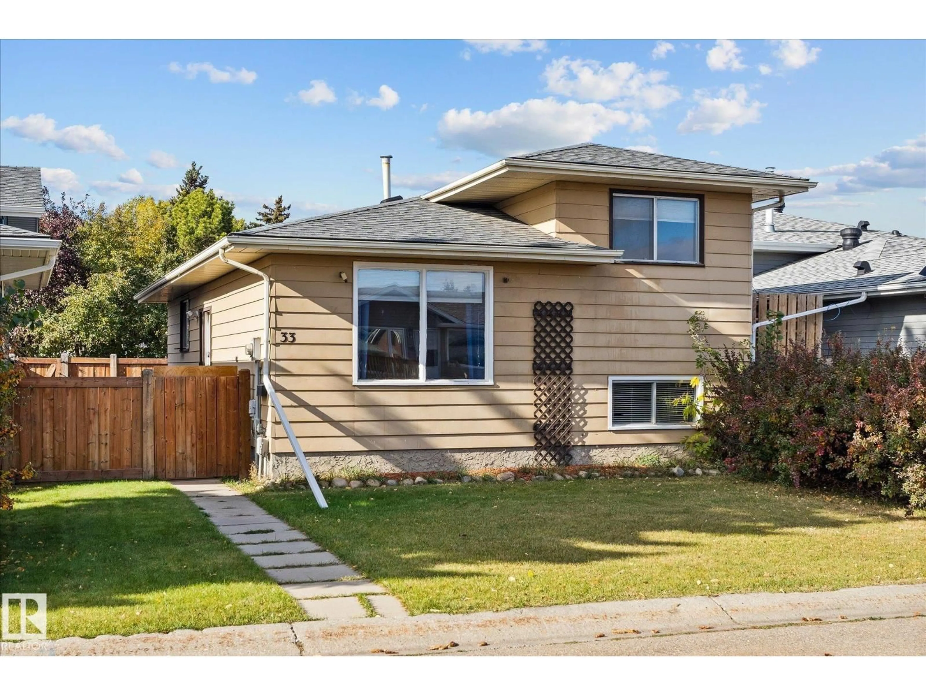 Home with vinyl exterior material, street for 33 WESTGLEN CR, Spruce Grove Alberta T7X1W1